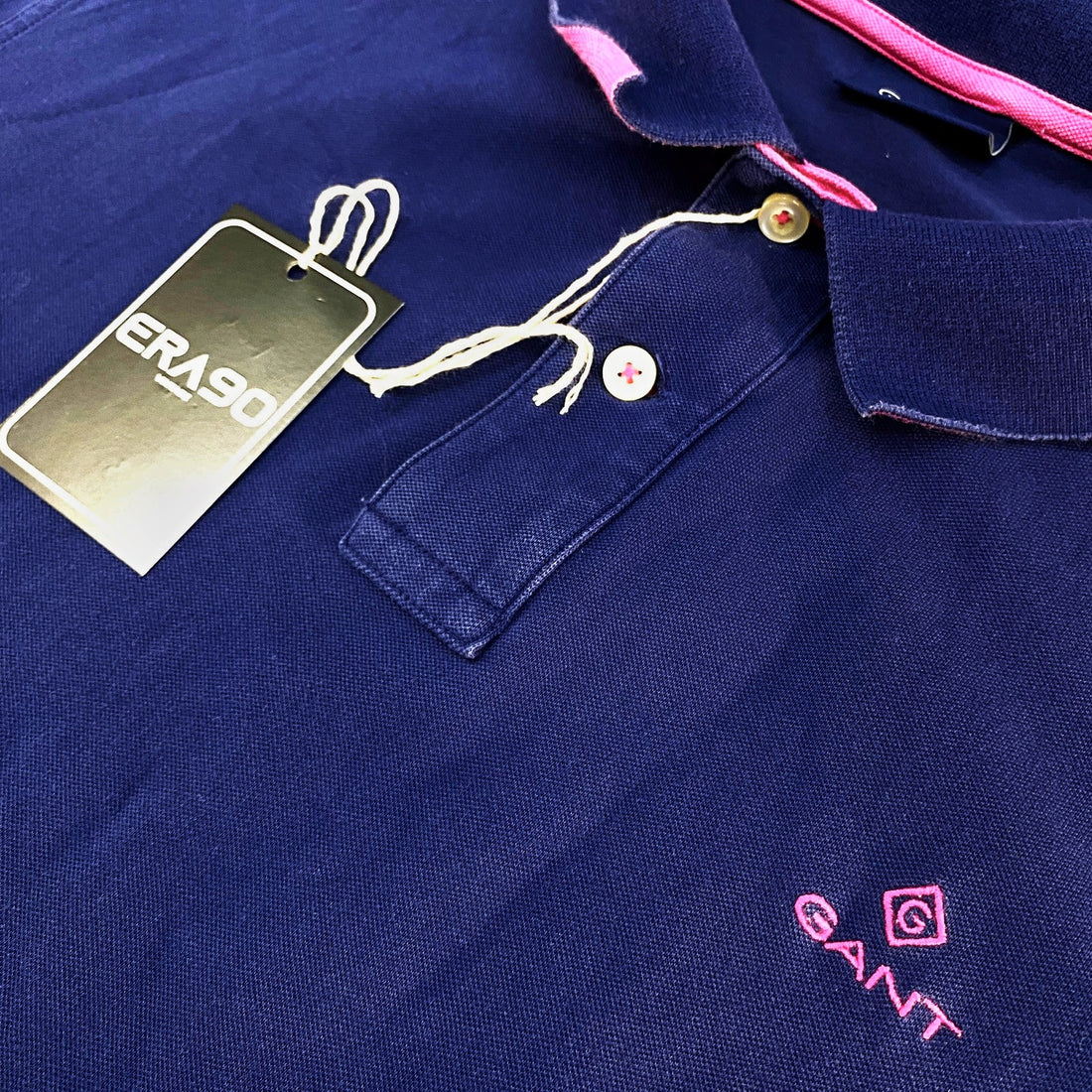 Polo GANT Azul Marino con Detalles Rosa