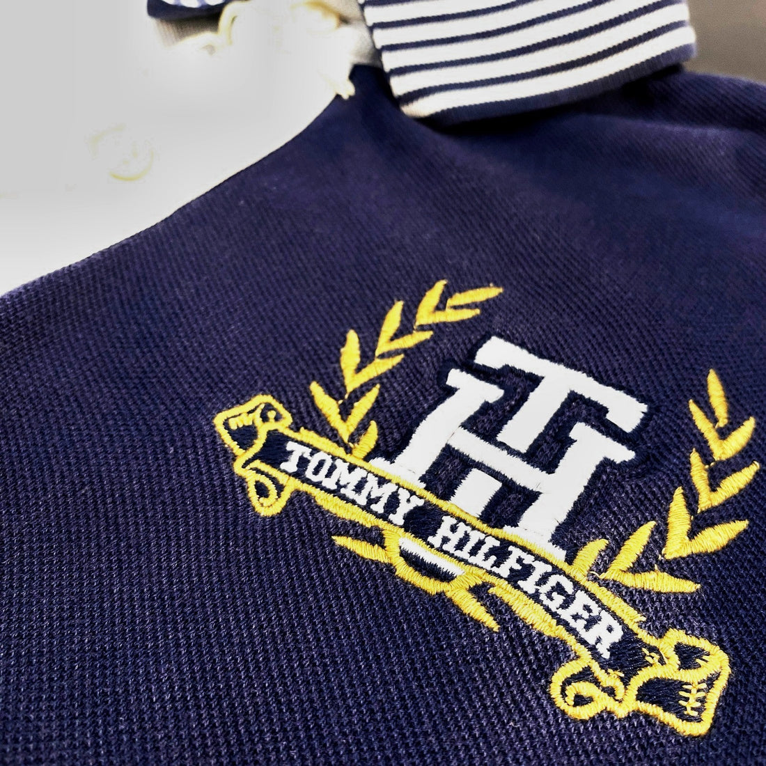 Polo Tommy Hilfiger "Color-Block #8" Azul Marino y Blanco