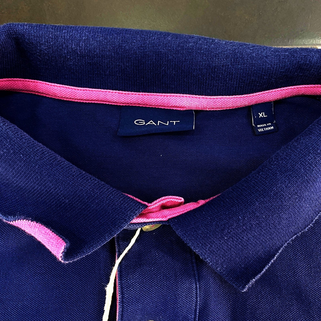 Polo GANT Azul Marino con Detalles Rosa