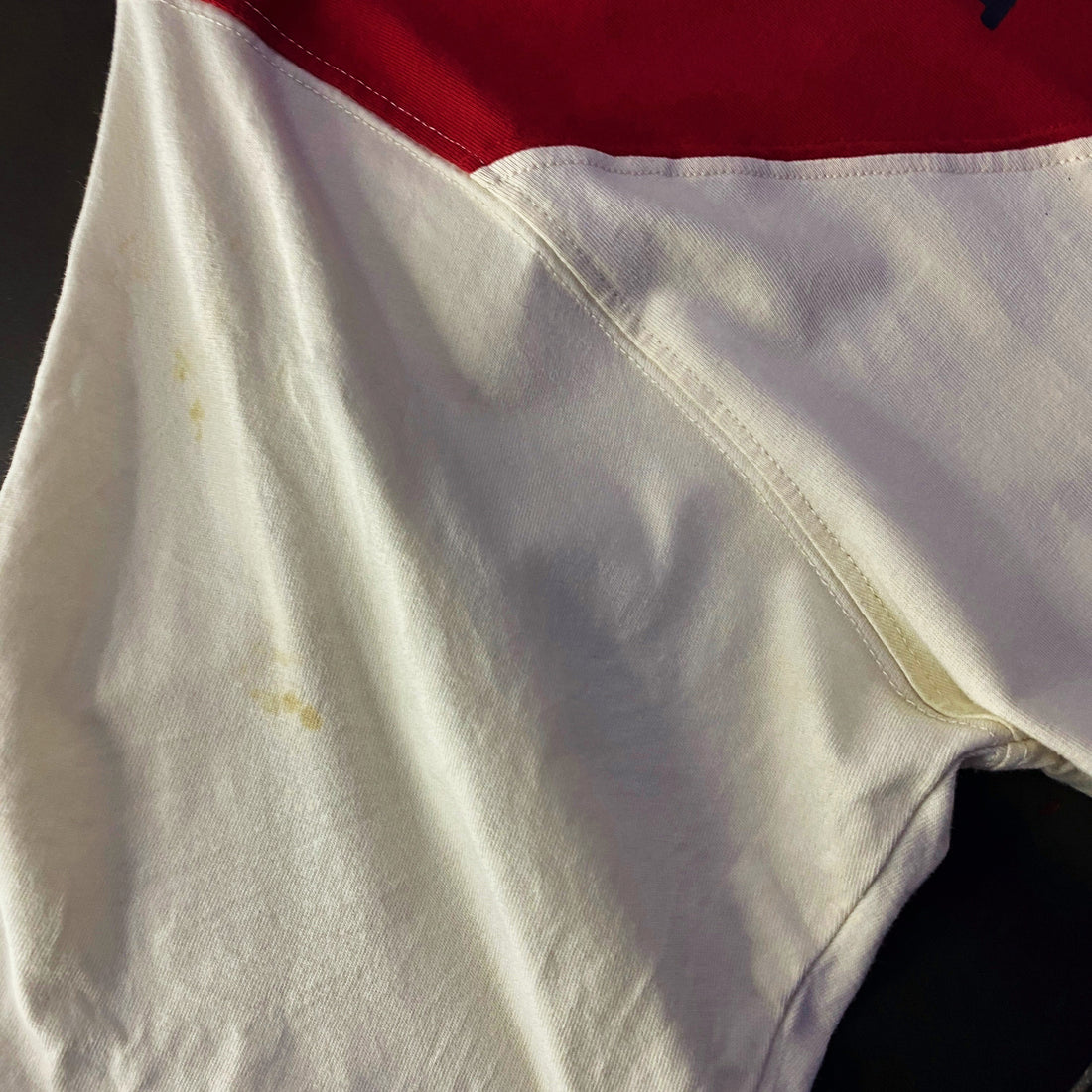 Camiseta La Martina Varsity Banda Roja Diagonal Blanca