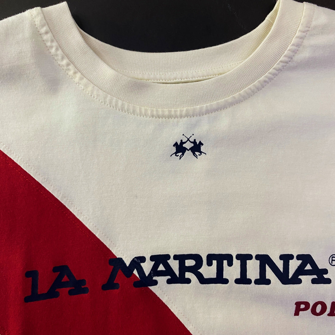 Camiseta La Martina Varsity Banda Roja Diagonal Blanca