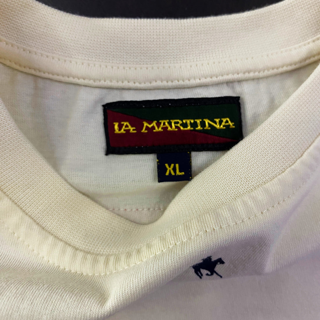 Camiseta La Martina Varsity Banda Roja Diagonal Blanca
