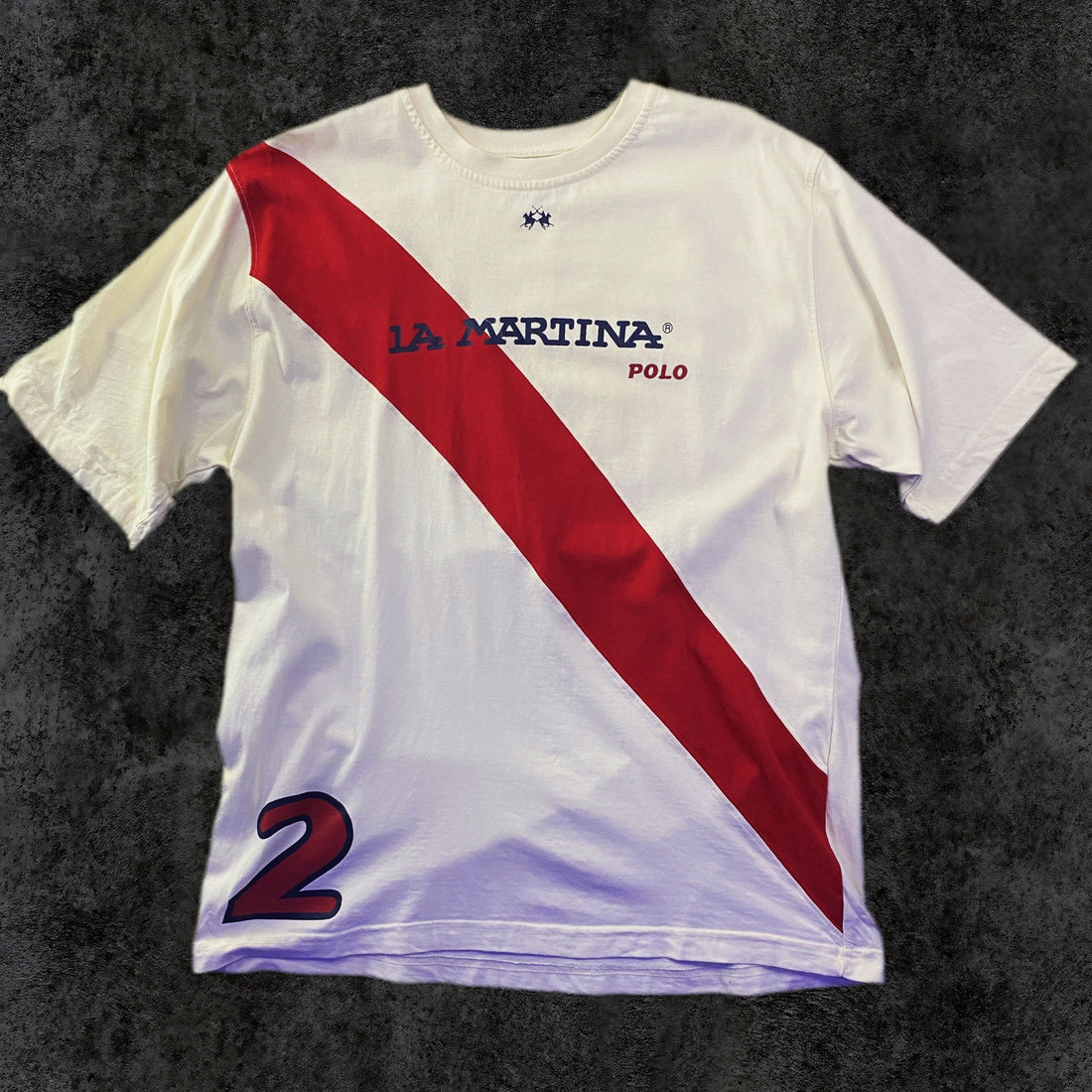 Camiseta La Martina Varsity Banda Roja Diagonal Blanca