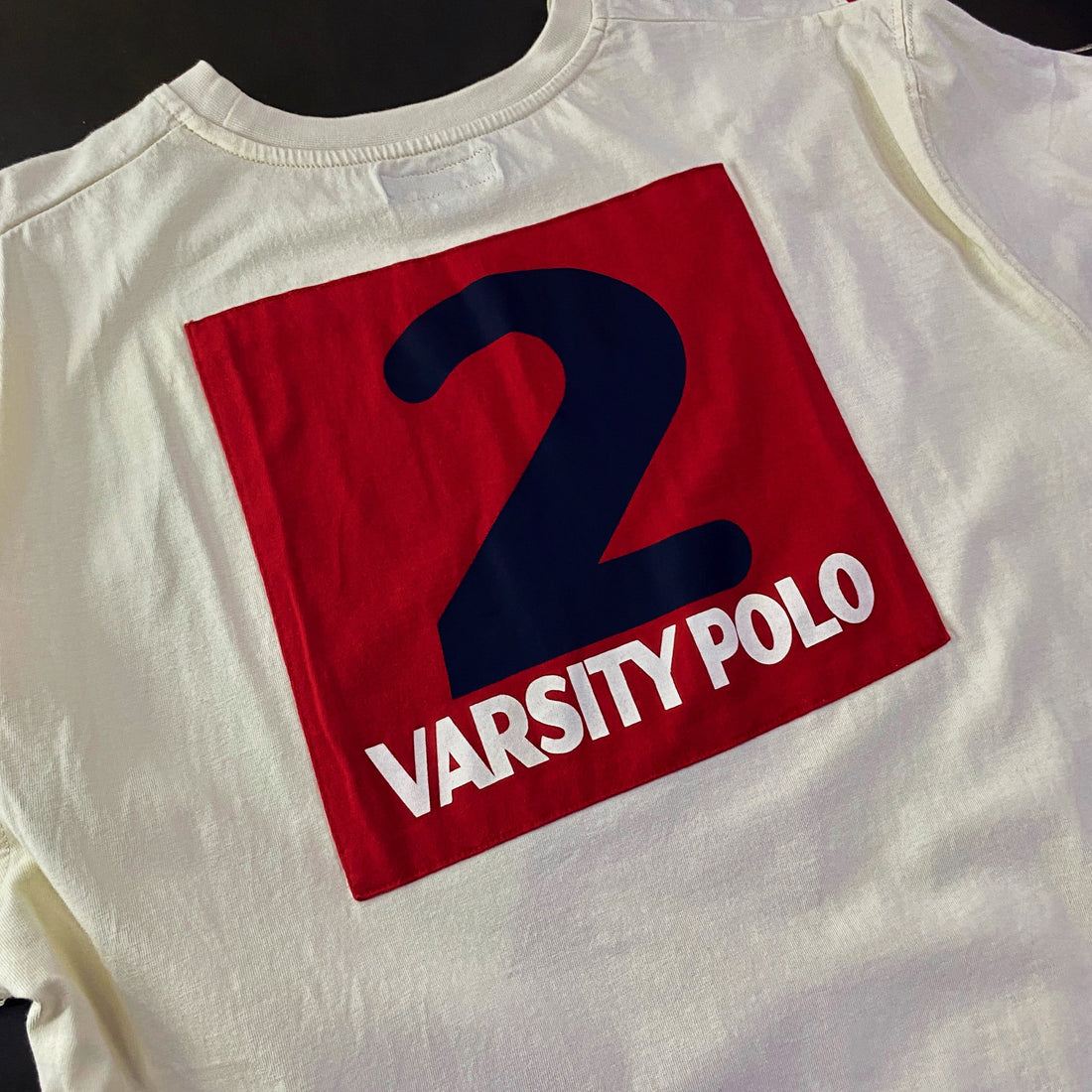 Camiseta La Martina Varsity Banda Roja Diagonal Blanca