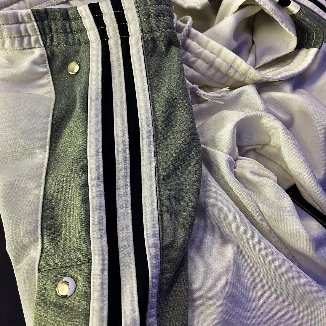 Pantalón adidas Originals Vintage Poppers Tres Bandas Blanco y Gris