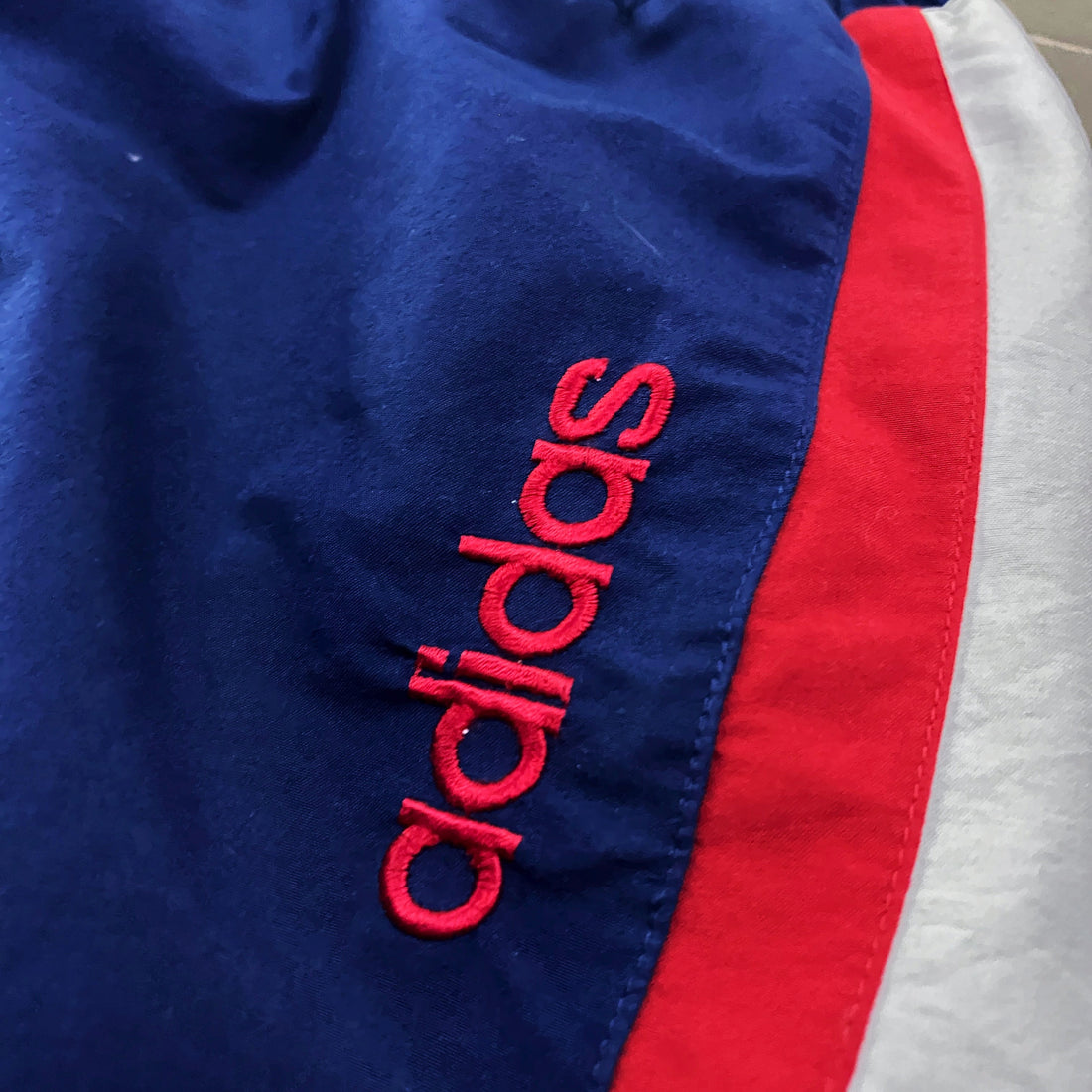 Pantalón adidas Vintage Banda Blanca y Roja Azul Marino