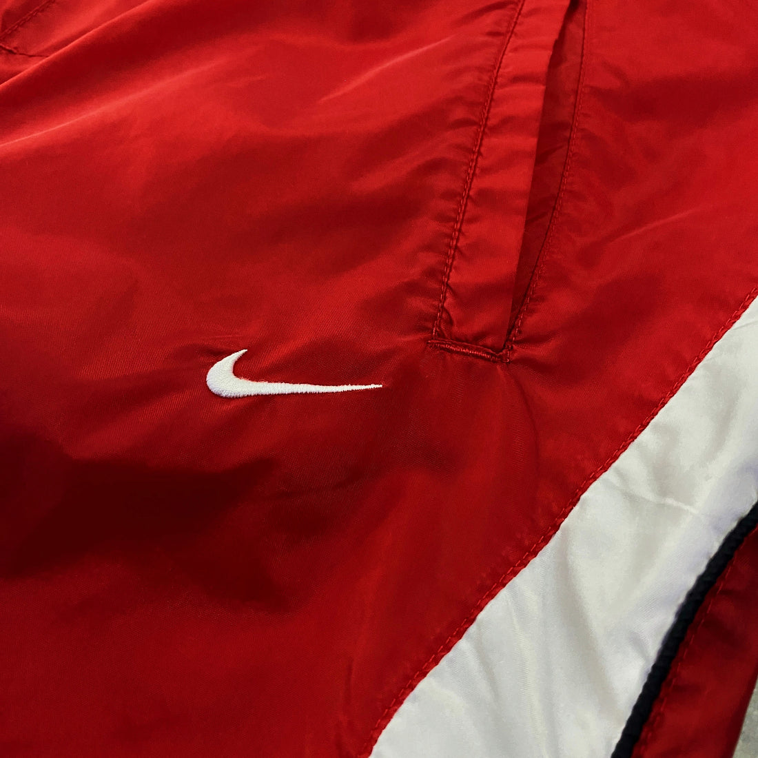 Pantalón Cortavientos Nike Swoosh Rojo