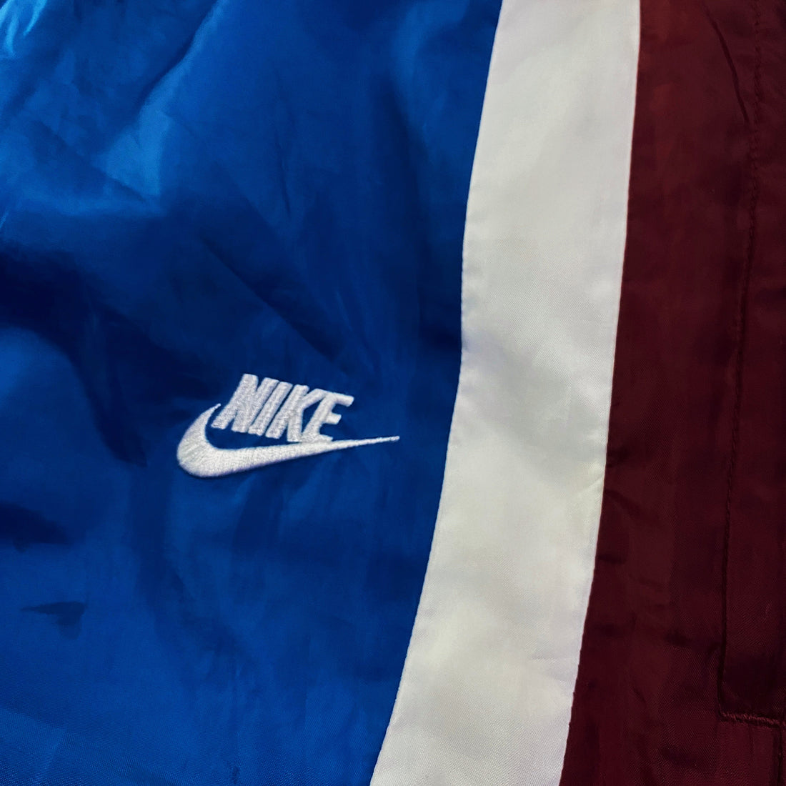Pantalón Cortavientos Nike Paneles Blanco y Granate Azul