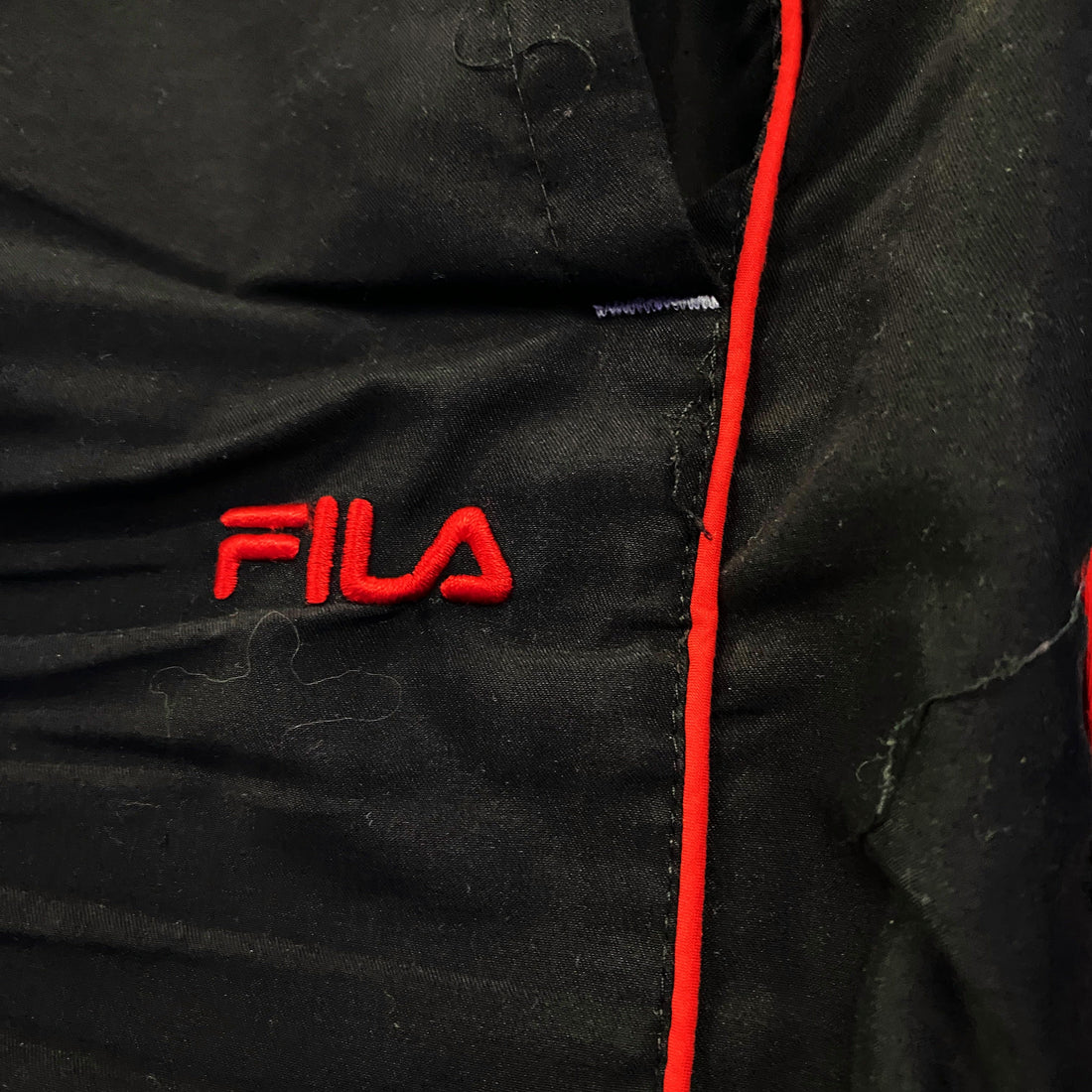 Pantalón Chándal Fila Vivo Rojo Paneles Lila Negro