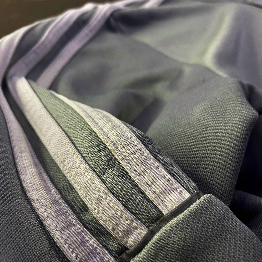 Sudadera adidas AEROREADY Media Cremallera Tres Bandas Gris