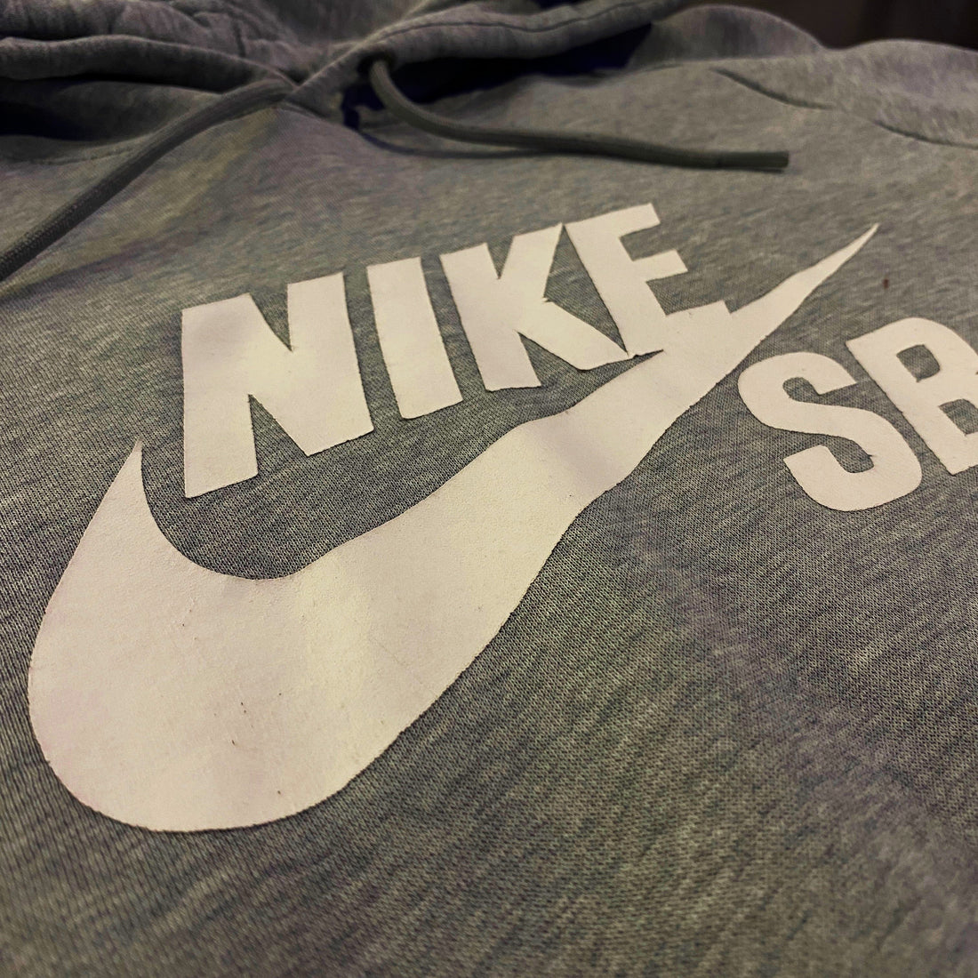 Sudadera Capucha Nike SB Logo Estampado Gris