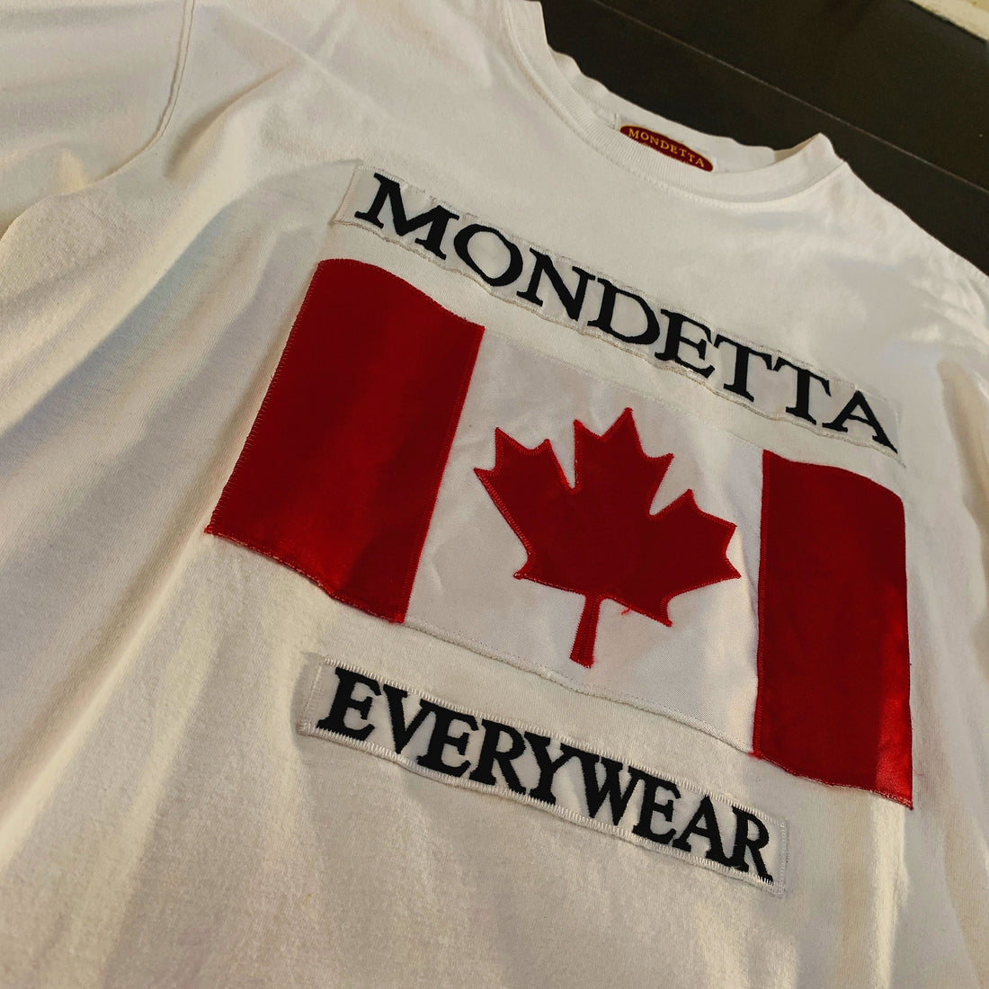 Camiseta Vintage Mondetta "Canada Everywear" Blanca