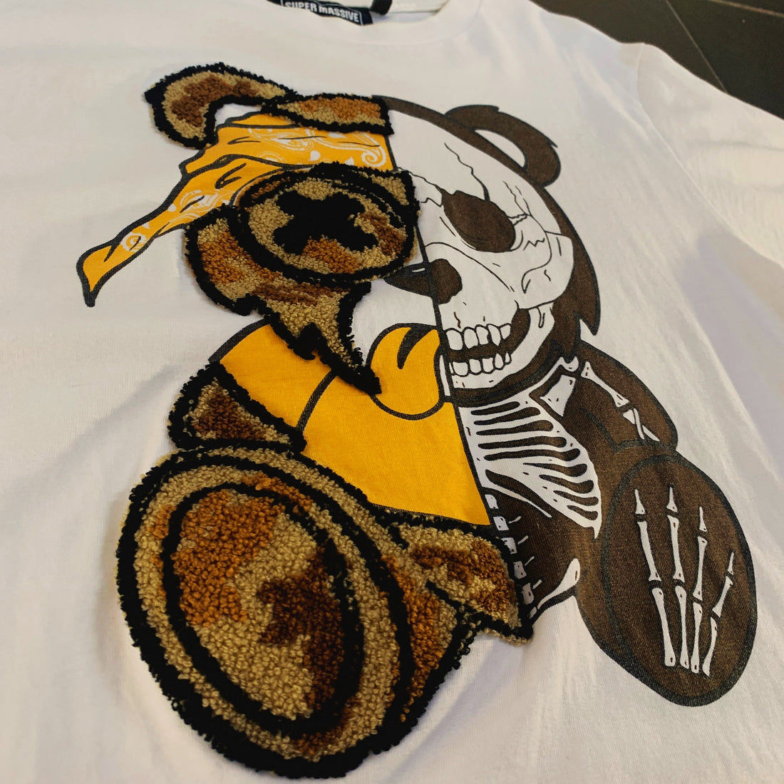 Camiseta Super Massive "Teddy Skull" Parche Chenille Blanca
