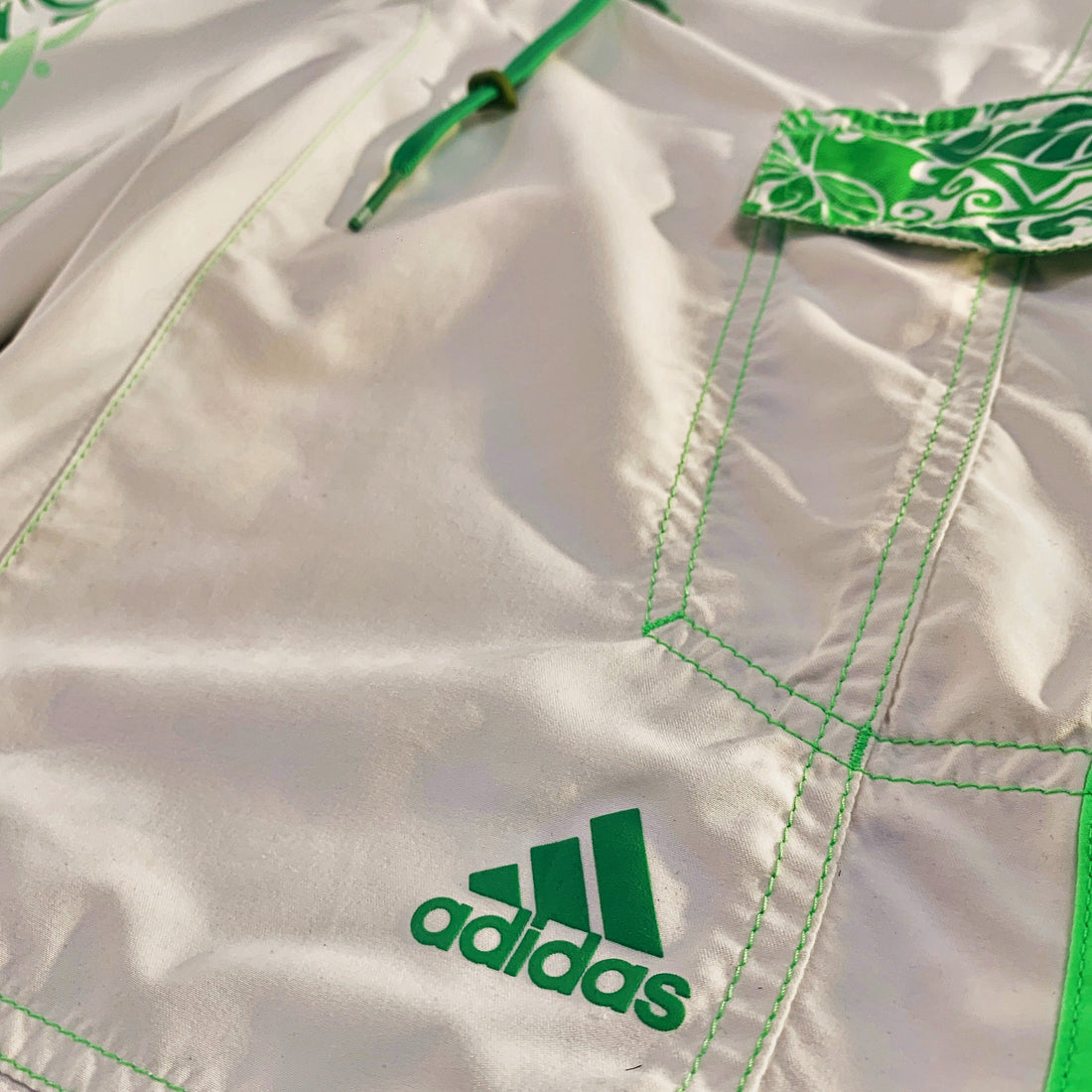 Pantalón Corto Adidas Surf Blanco Estampado Verde