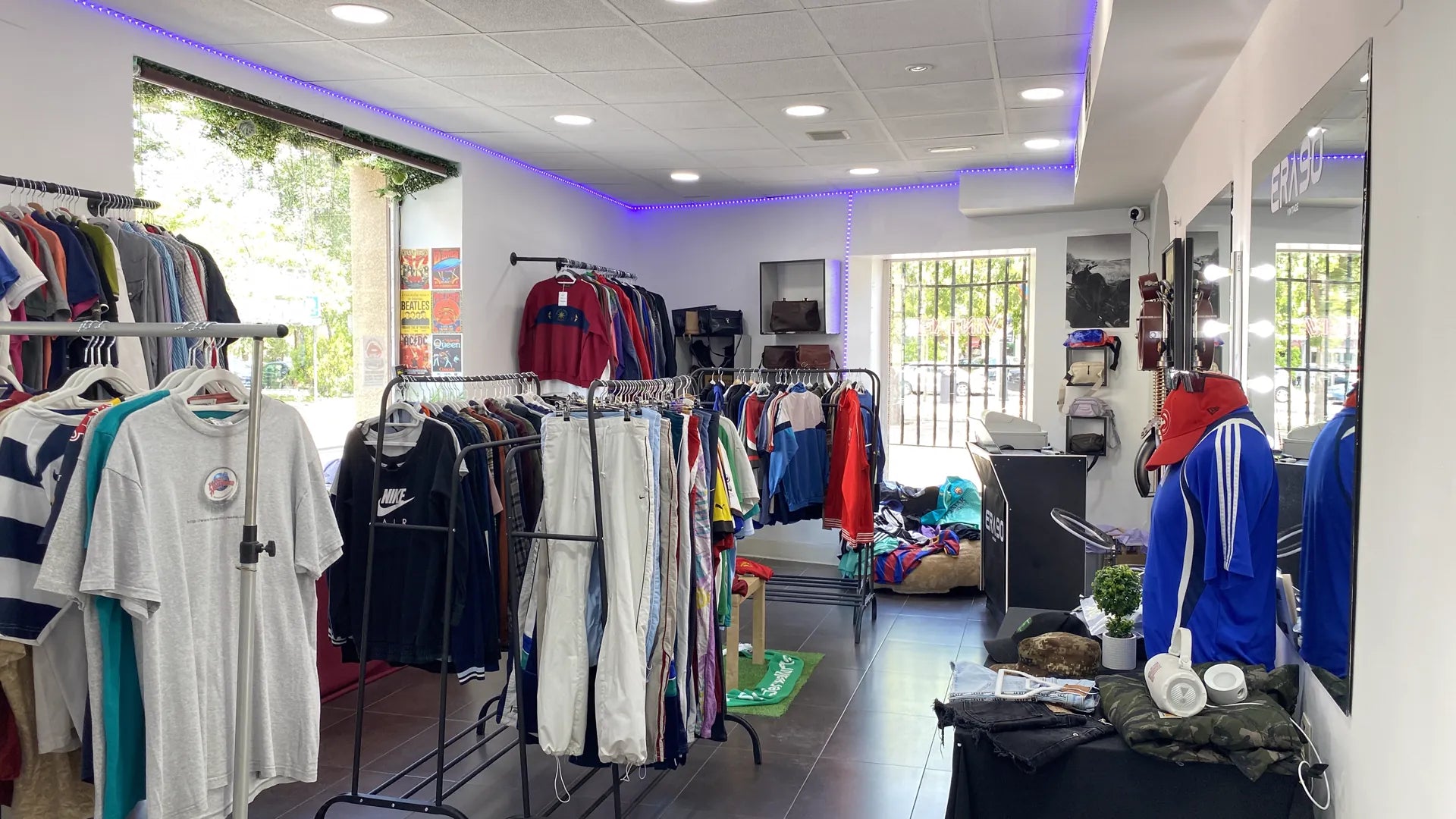 Percheros con sportswear vintage en ERA90