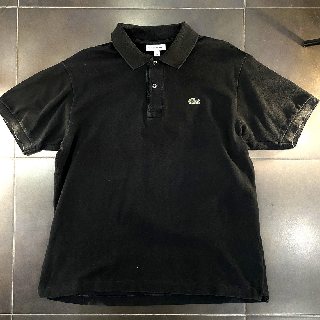 Polo Lacoste negro - frontal