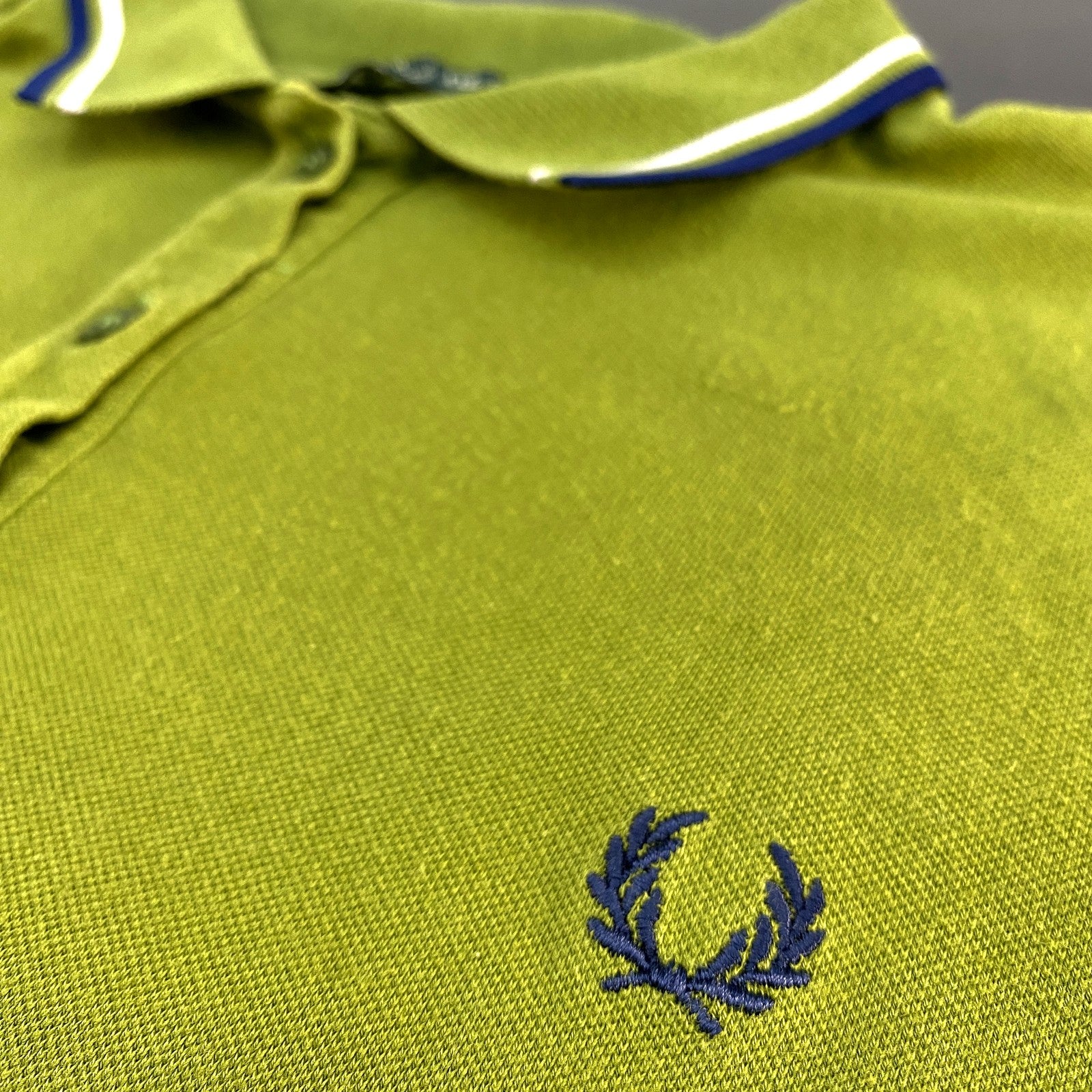 Polo Fred Perry - detalle corona de laurel y cuello