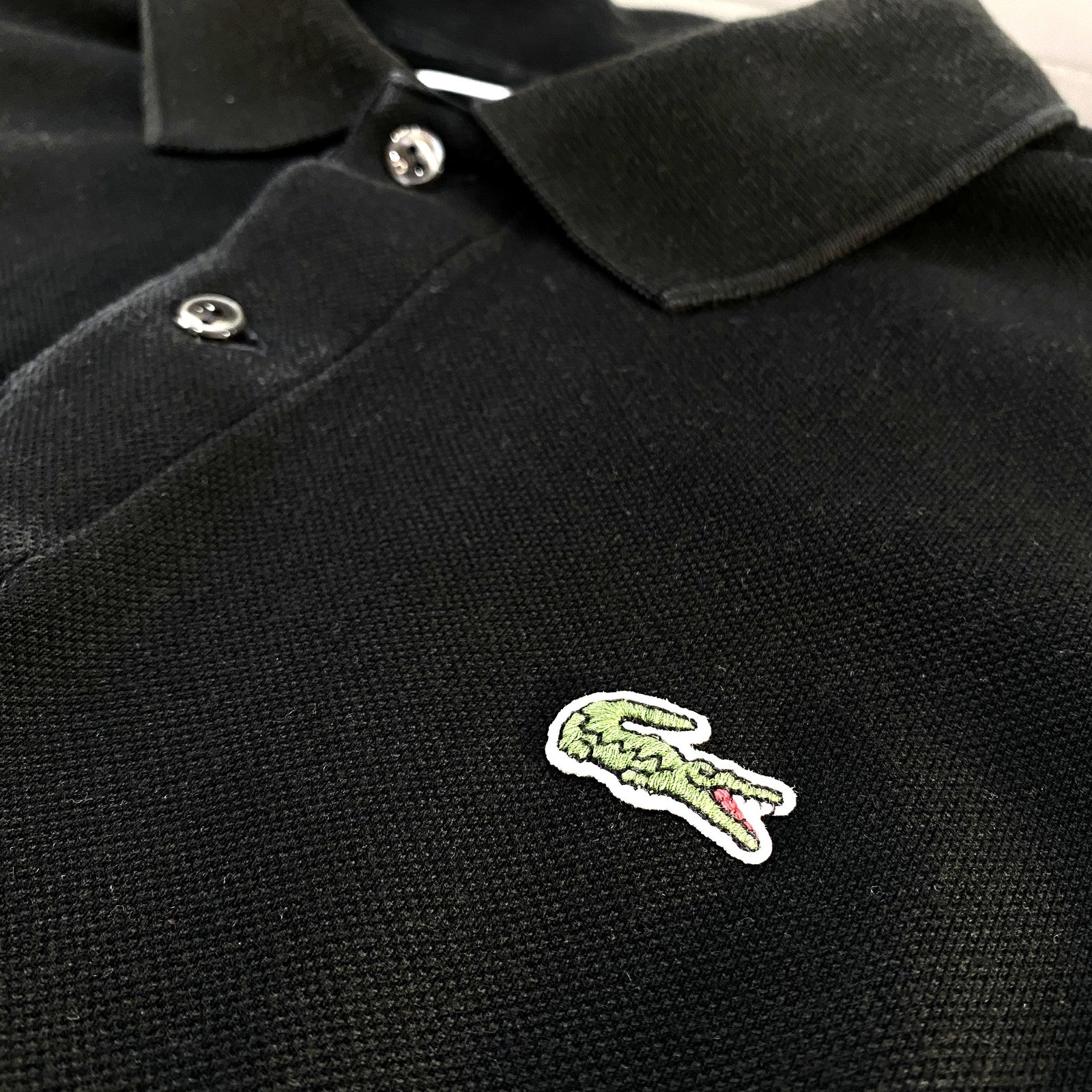 Polo Lacoste - detalle cocodrilo