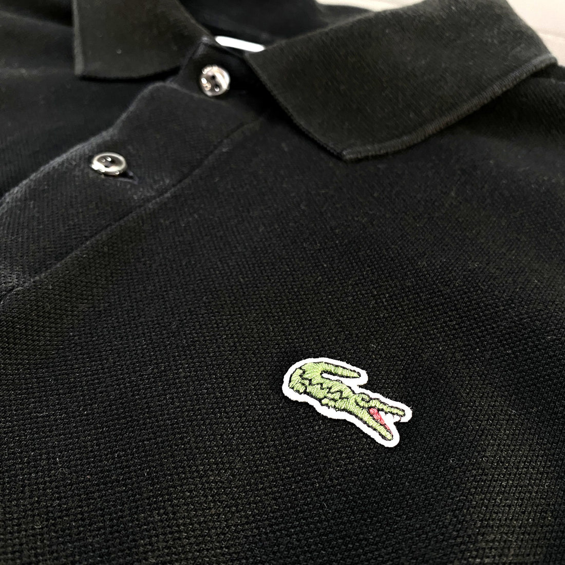 Polo Lacoste - detalle cocodrilo