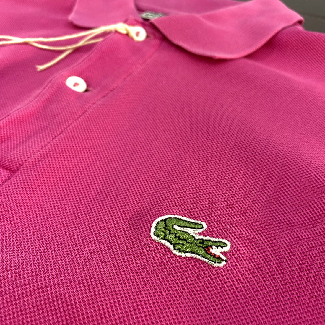 Polo Lacoste rosa - detalle