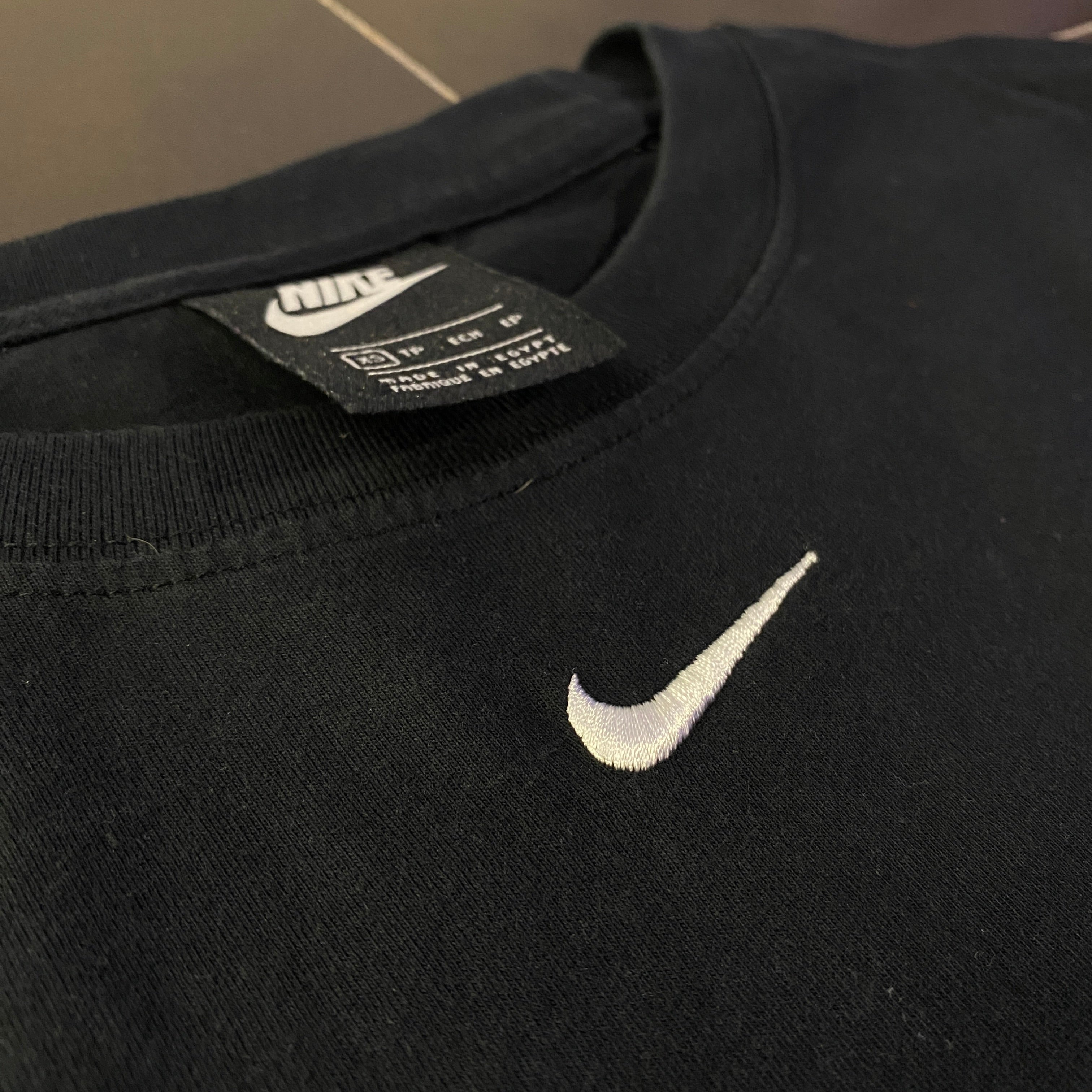 Camiseta Nike Manga Larga Swoosh Central Negra - detalle