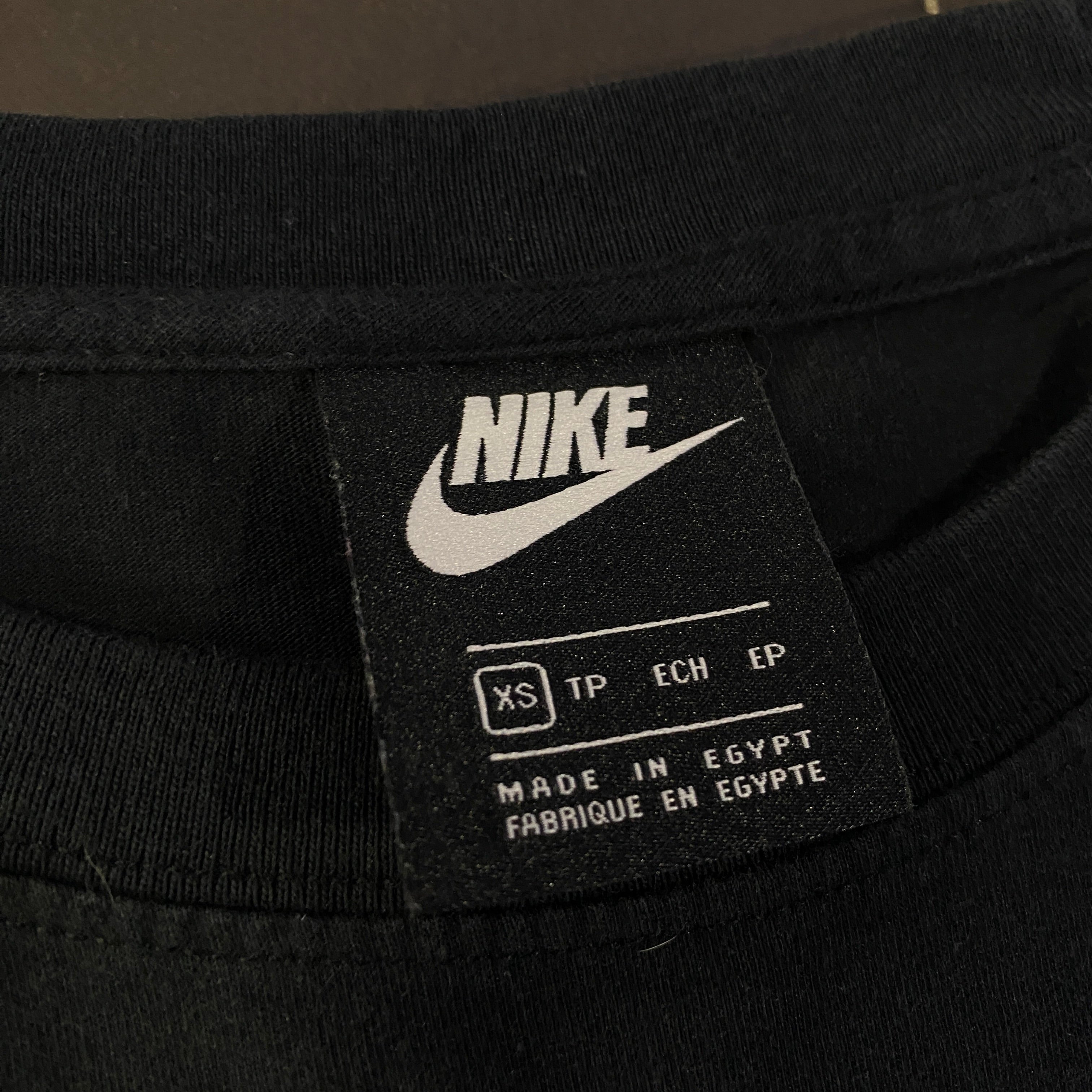 Camiseta Nike Manga Larga Swoosh Central Negra - detalle