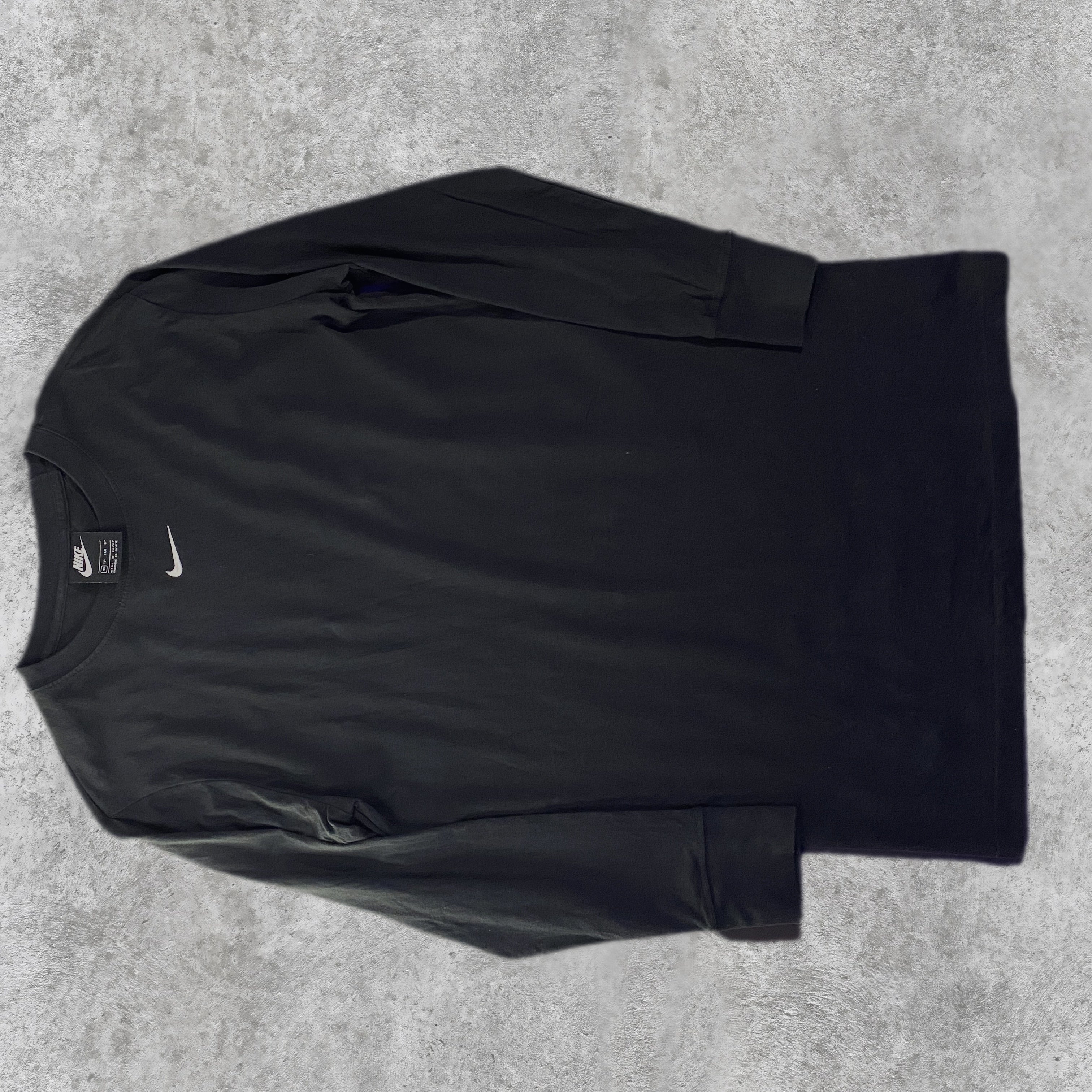 Camiseta Nike Manga Larga Swoosh Central Negra - frontal