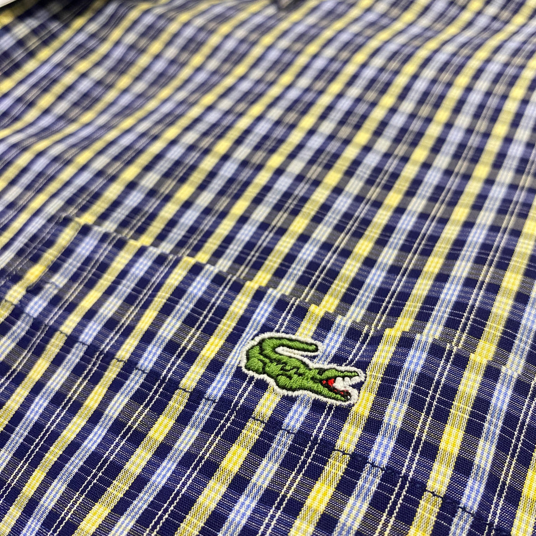 Camisa Lacoste cuadros azul y amarillo - detalle