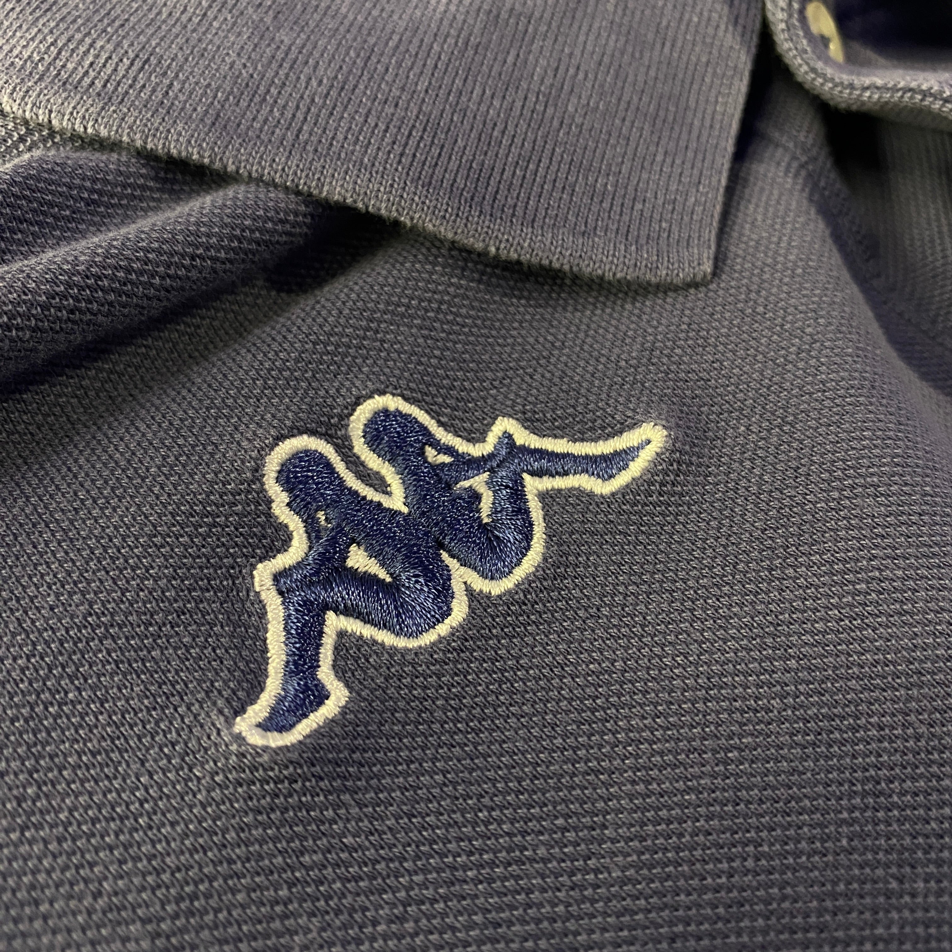 Polo Kappa Manga Larga Logo Omini Azul Marino - detalle