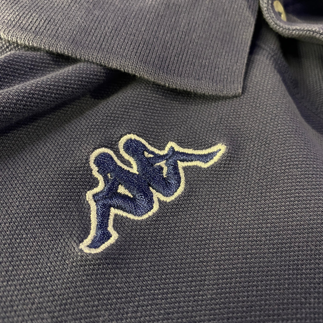 Polo Kappa Manga Larga Logo Omini Azul Marino - detalle