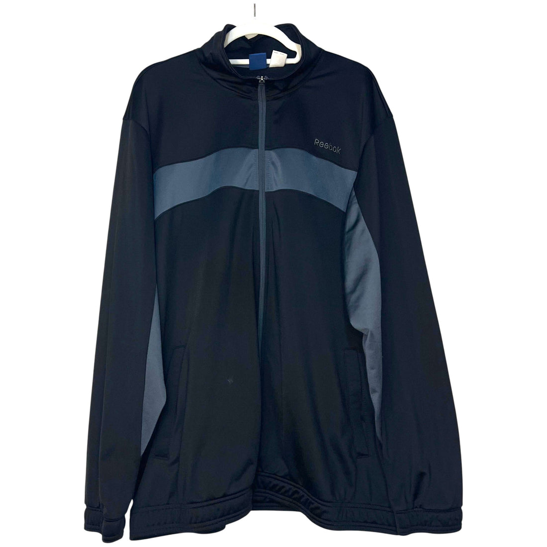 CHAQUETA REEBOK NEGRA CON PANEL AZUL Y GRIS