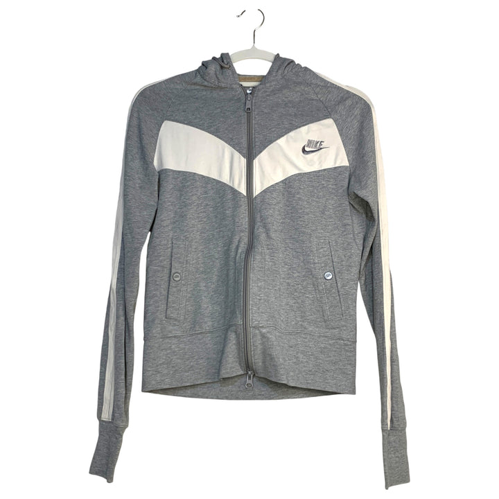 CHAQUETA NIKE GRIS CLARO CON BLANCO