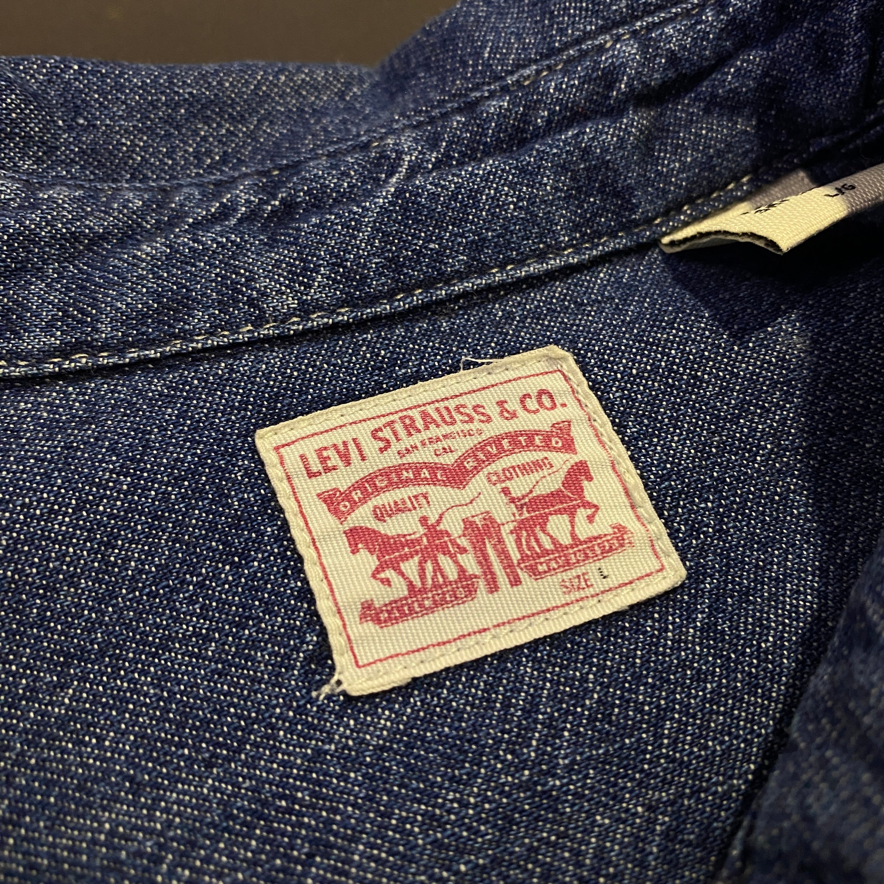 Camisa vaquera Levi's azul oscuro - bolsillo