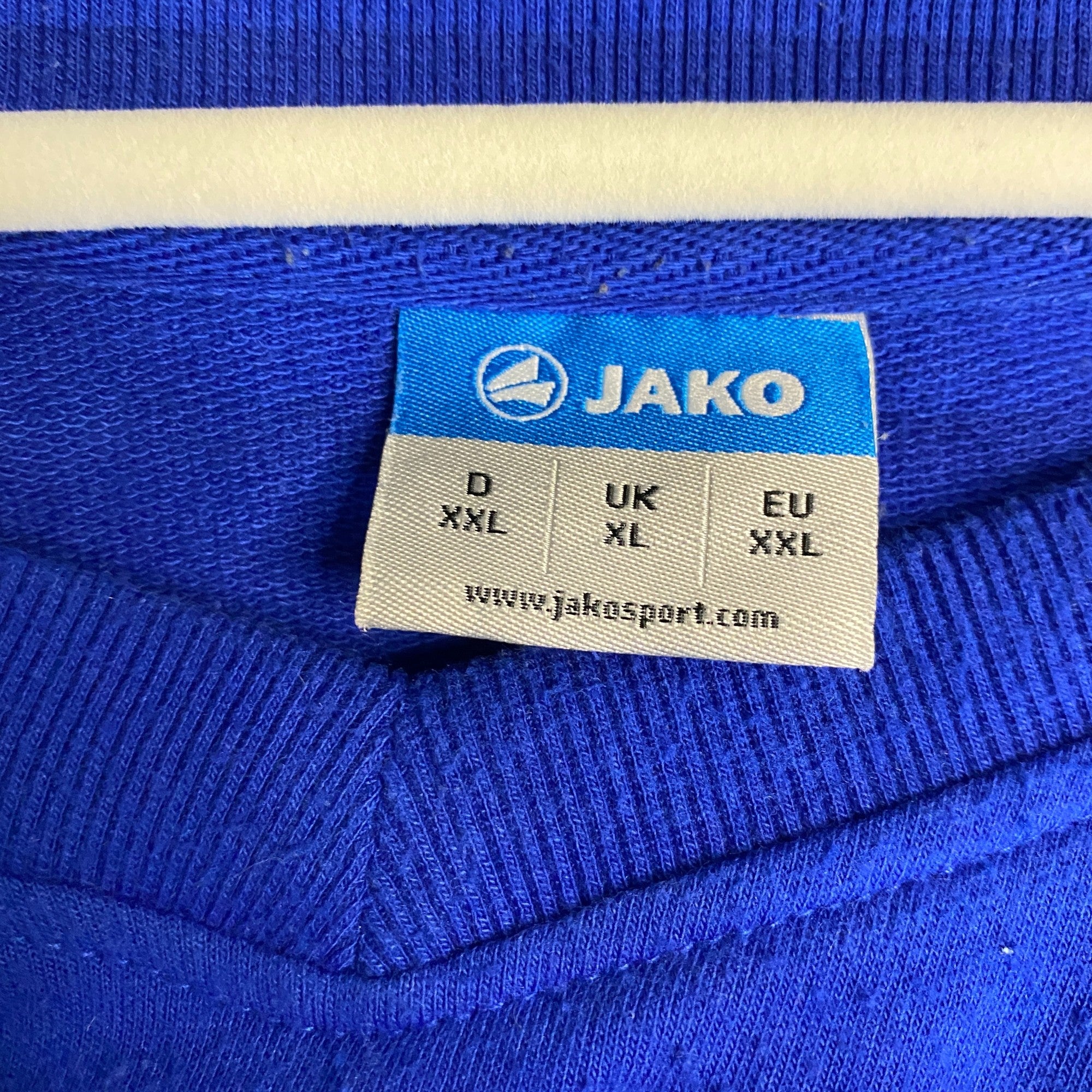 SUDADERA JAKO AZUL ROYAL CON BANDAS BLANCAS