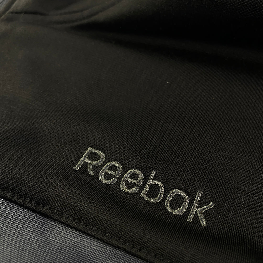 Chaqueta Reebok detalle