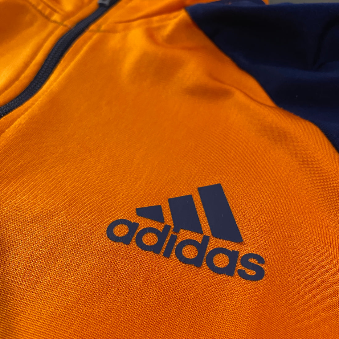 Chaqueta adidas detalle