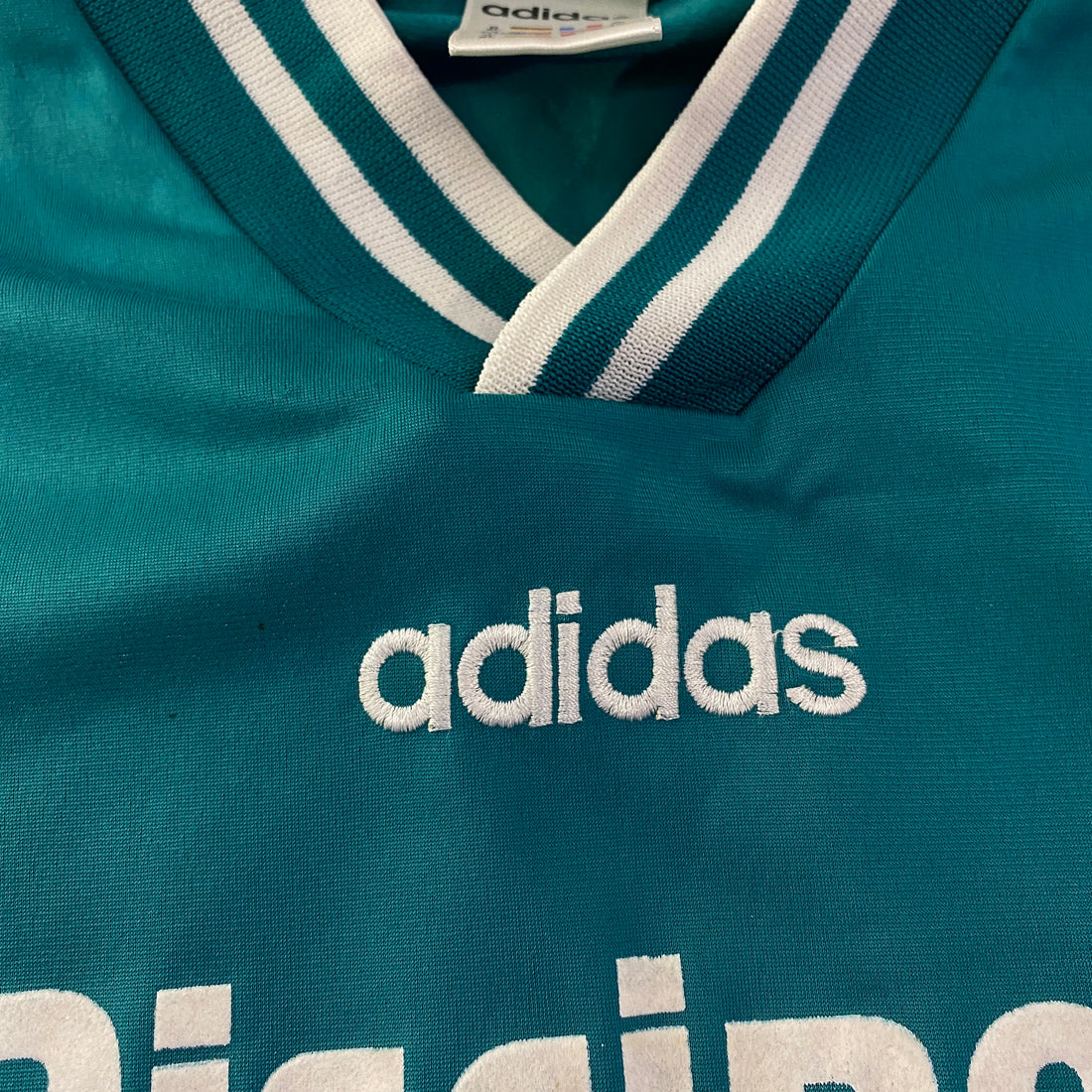 Camiseta adidas fútbol detalle
