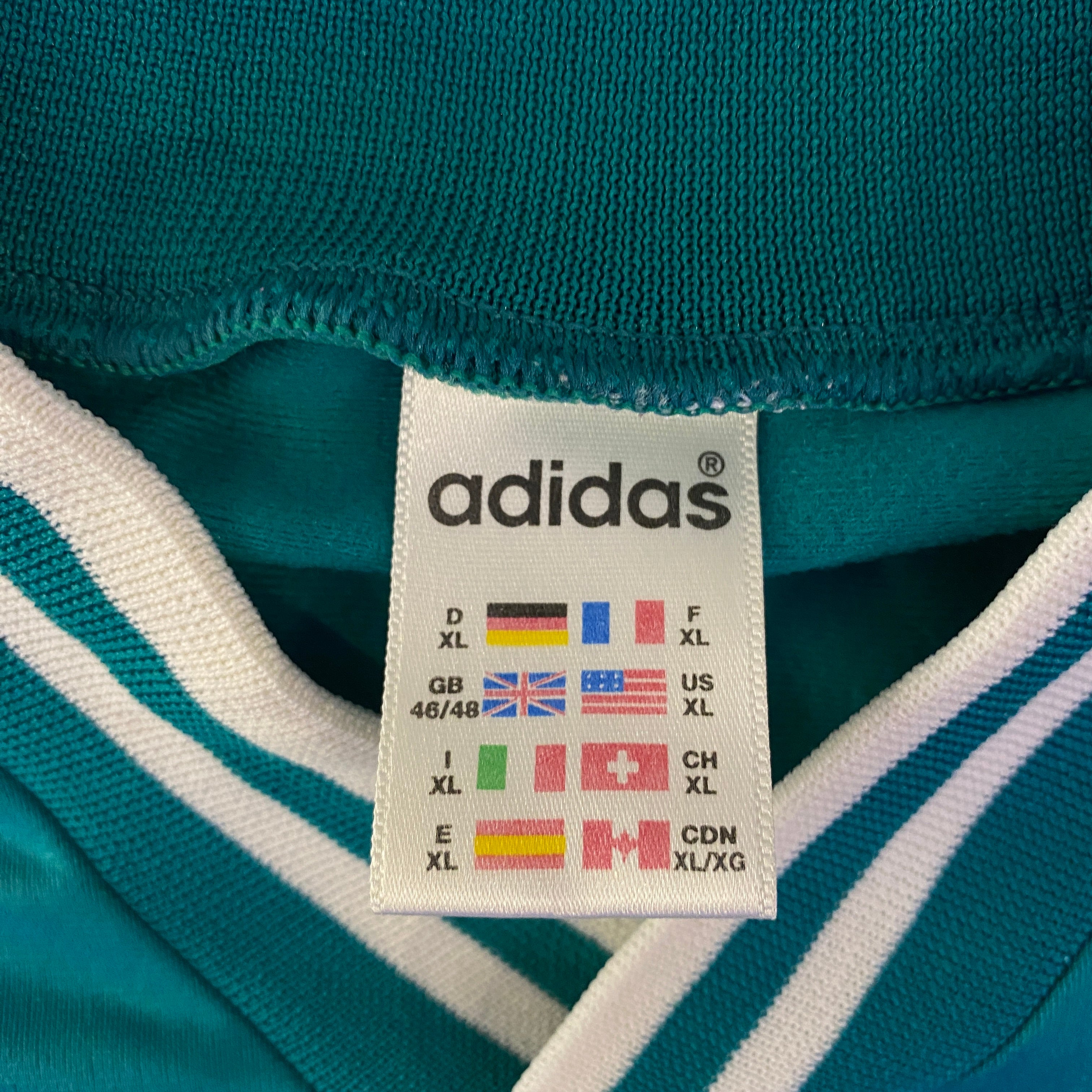 Camiseta adidas fútbol etiqueta