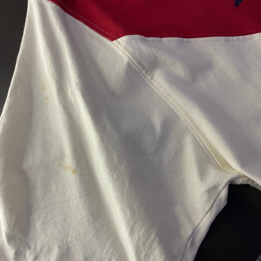 Camiseta La Martina Varsity Banda Roja Diagonal Blanca