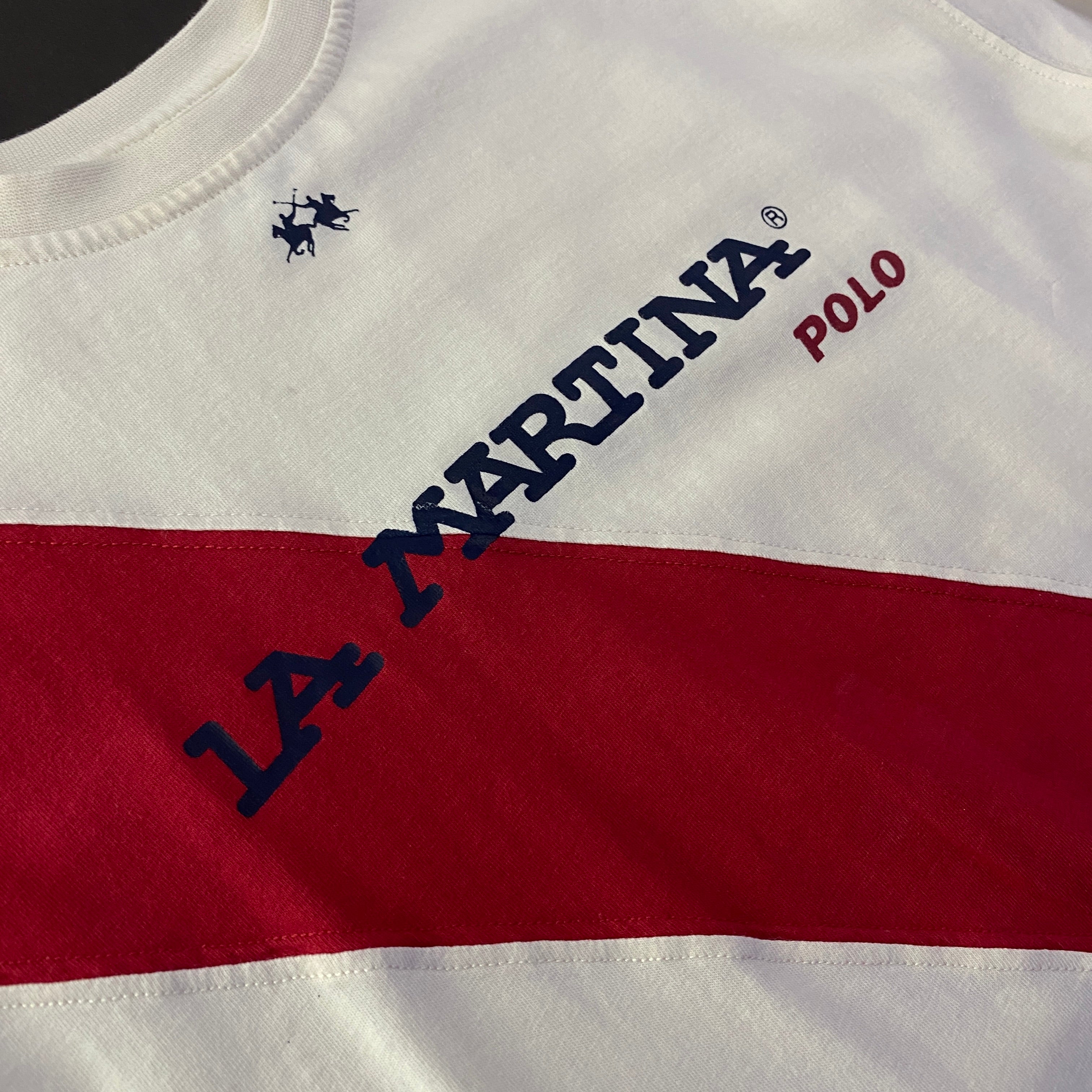 Camiseta La Martina Varsity Banda Roja Diagonal Blanca