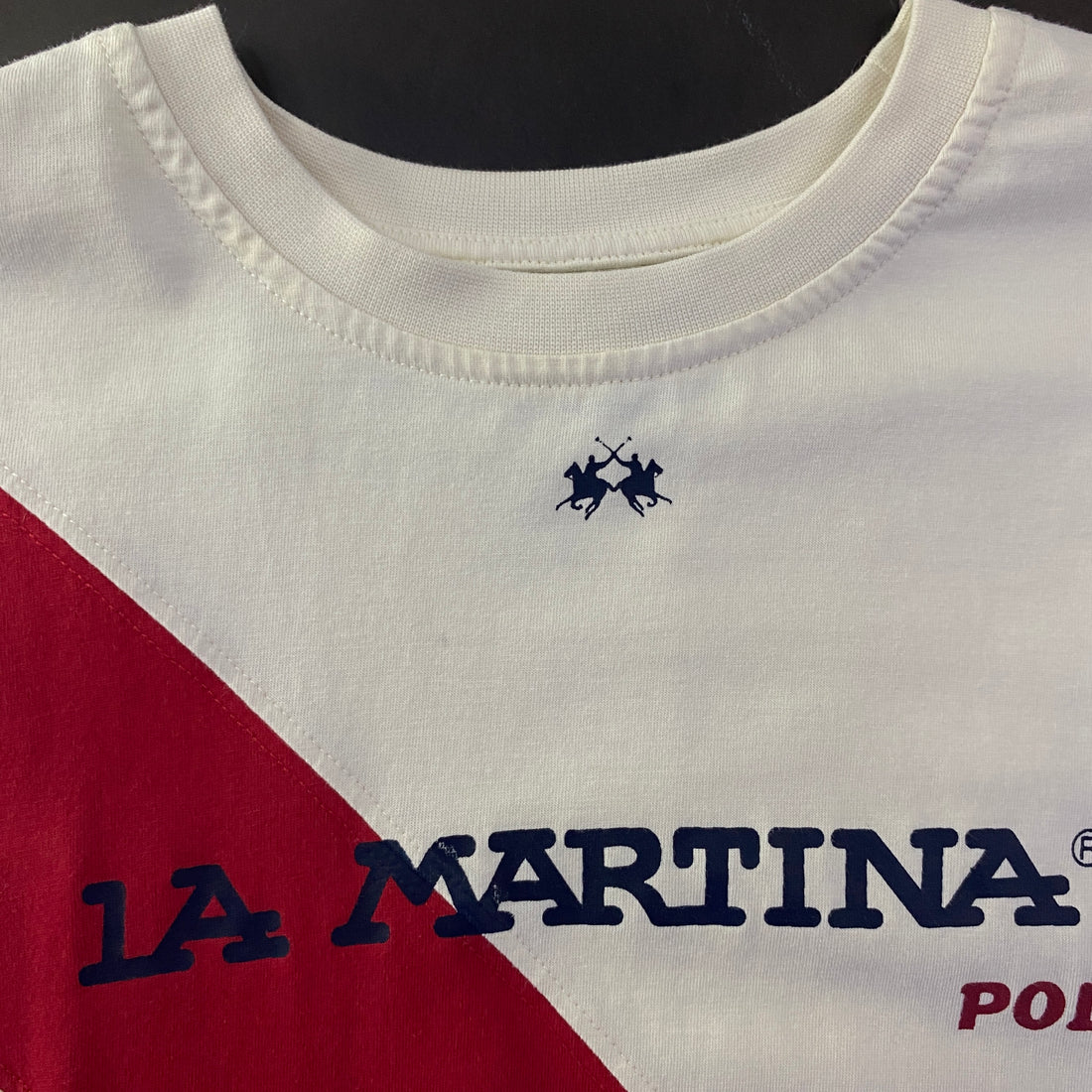 Camiseta La Martina Varsity Banda Roja Diagonal Blanca
