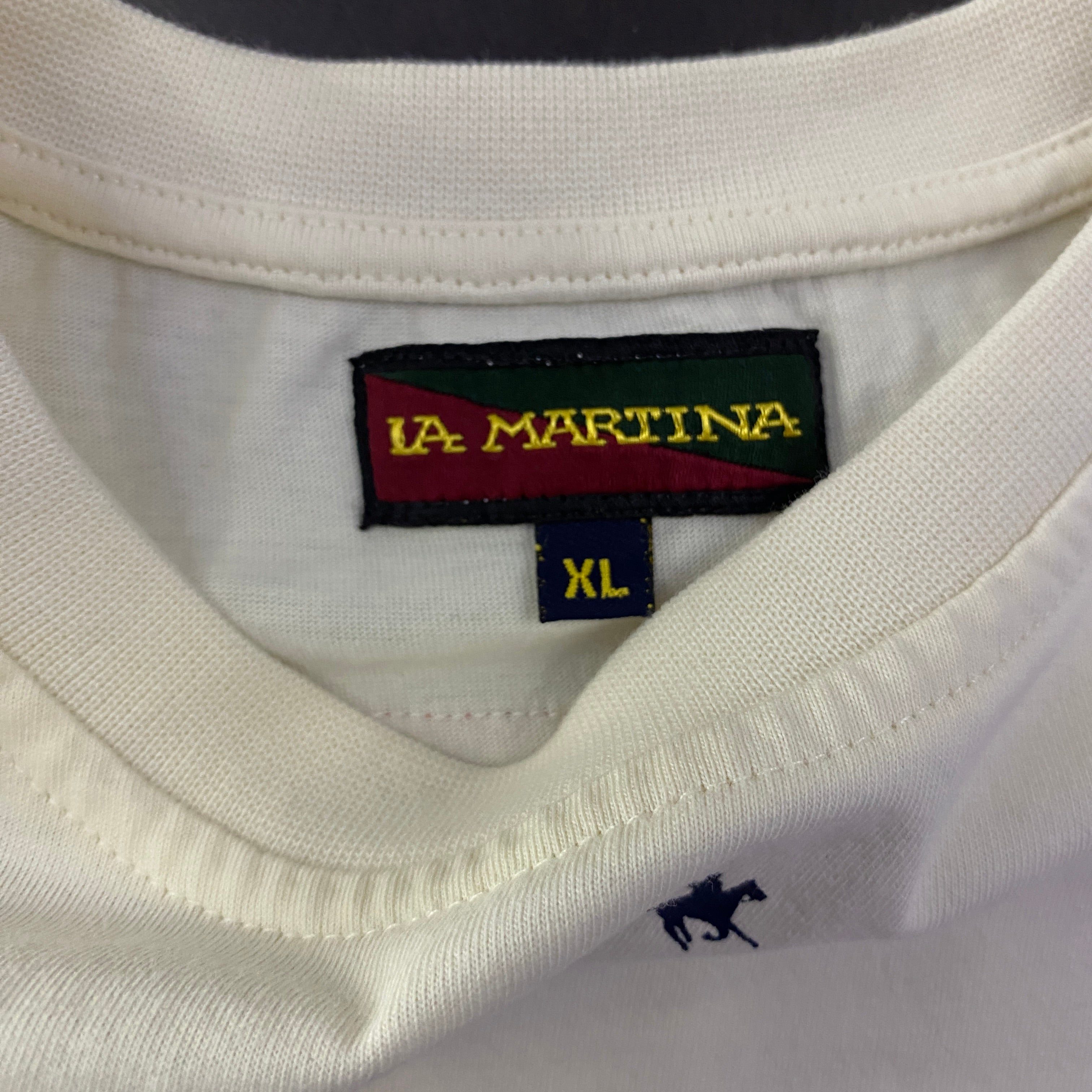Camiseta La Martina Varsity Banda Roja Diagonal Blanca