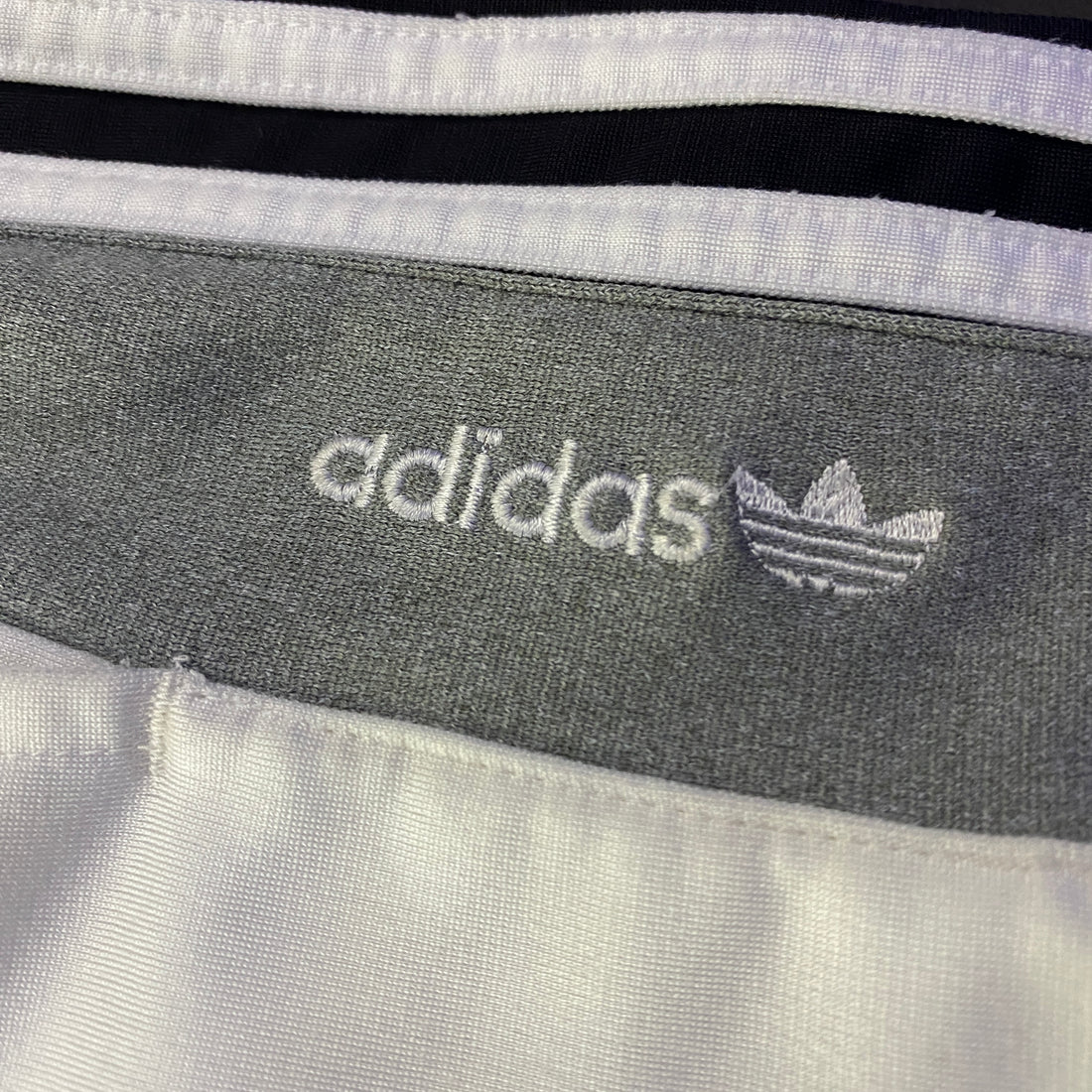 Pantalón adidas Originals Vintage Poppers Tres Bandas Blanco y Gris