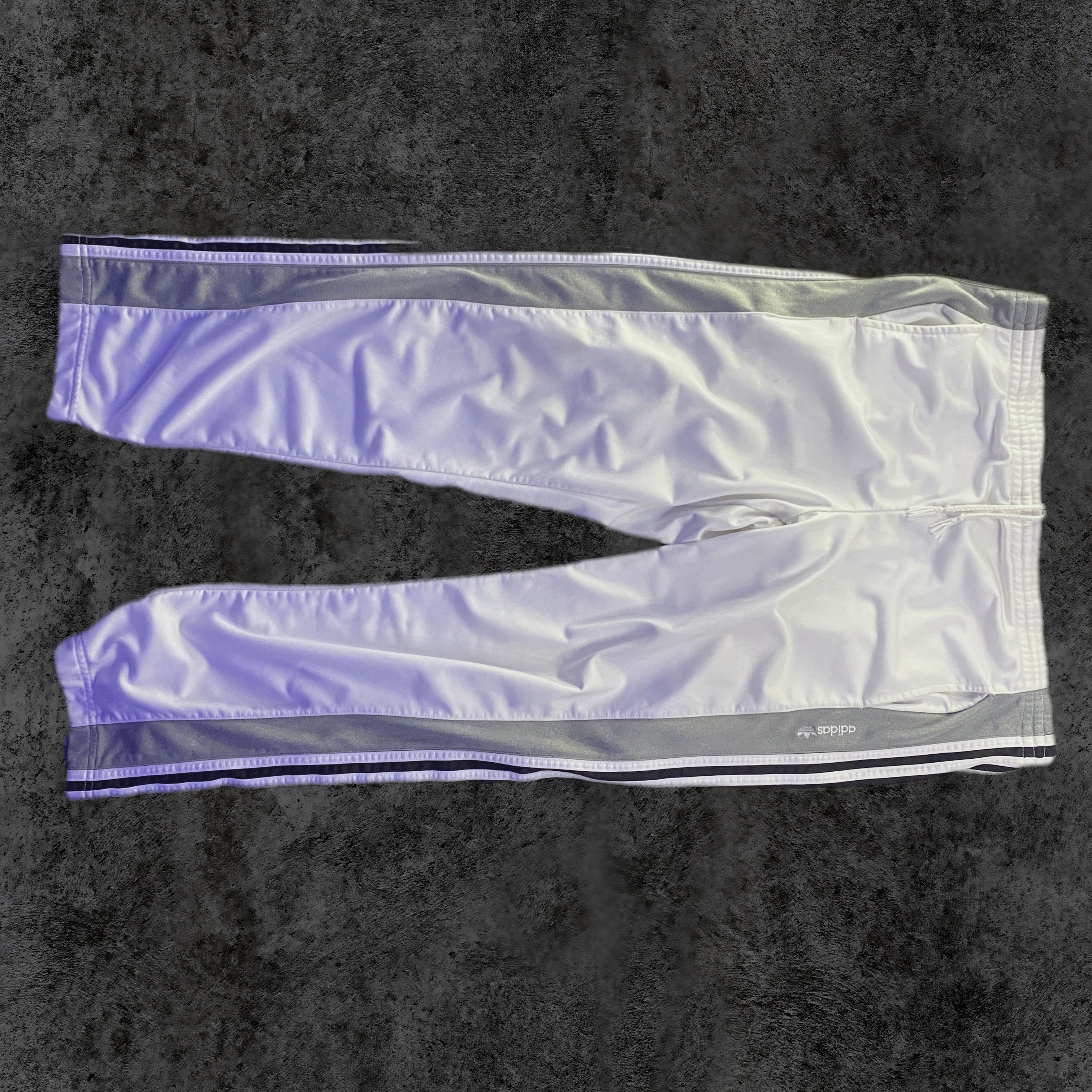 Pantalón Adidas Originals poppers blanco y gris frontal
