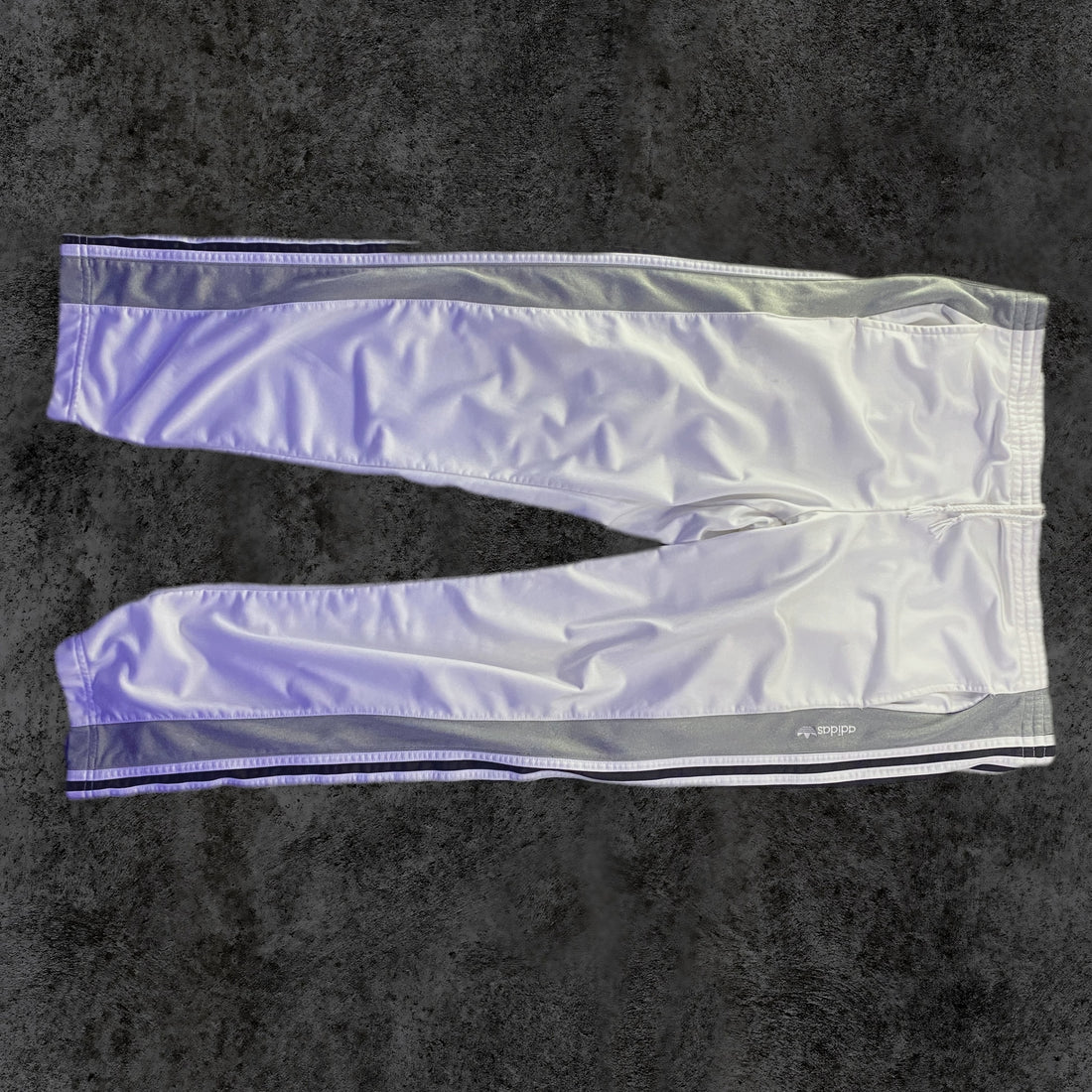 Pantalón Adidas Originals poppers blanco y gris frontal