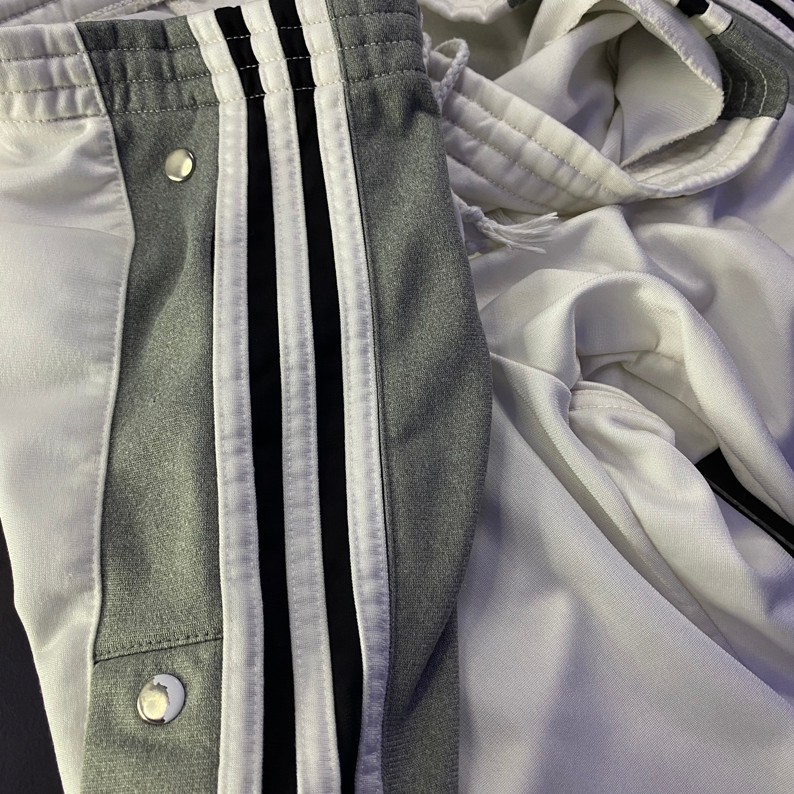 Pantalón adidas Originals Vintage Poppers Tres Bandas Blanco y Gris