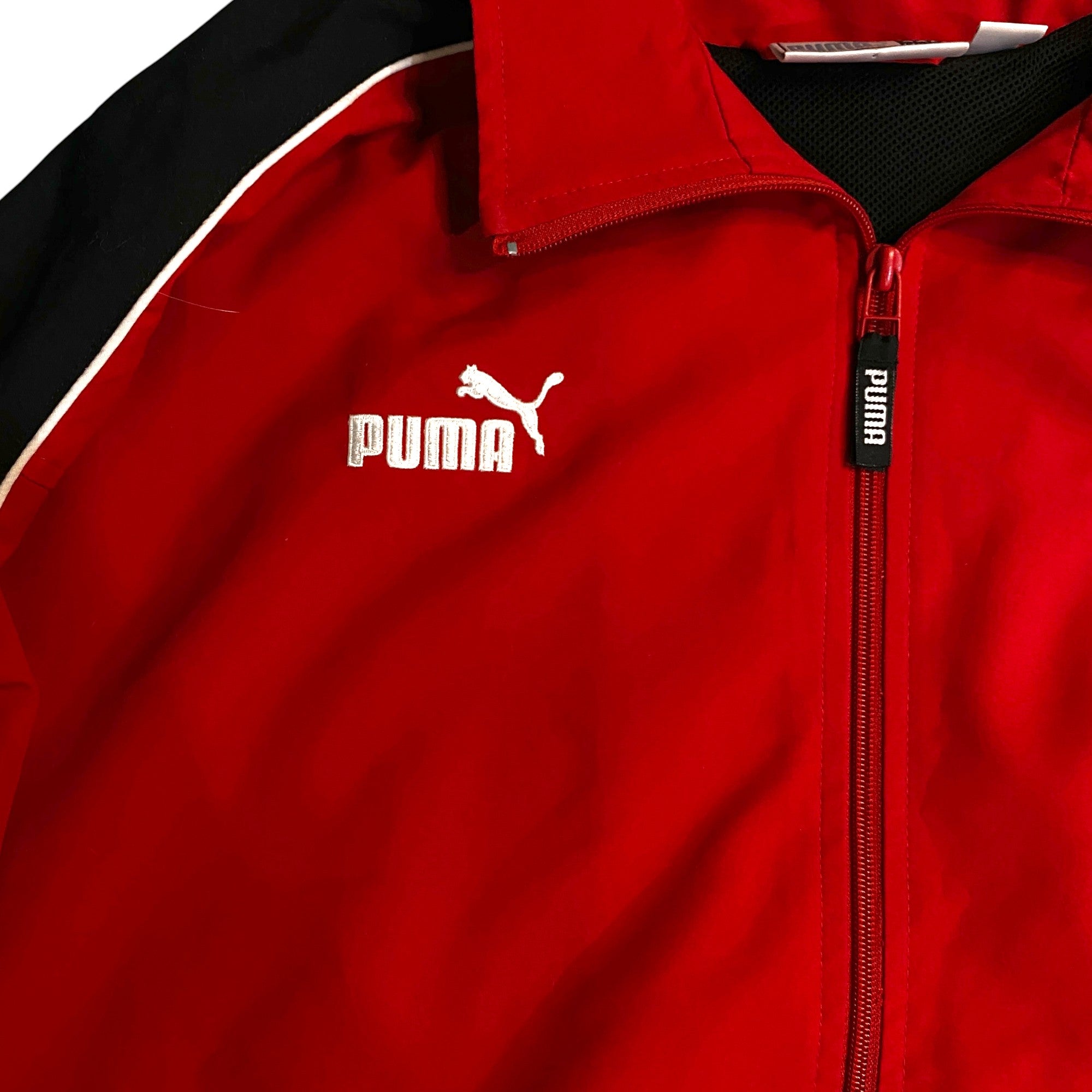 CHAQUETA PUMA ROJA CON DETALLES NEGROS "ASVO"