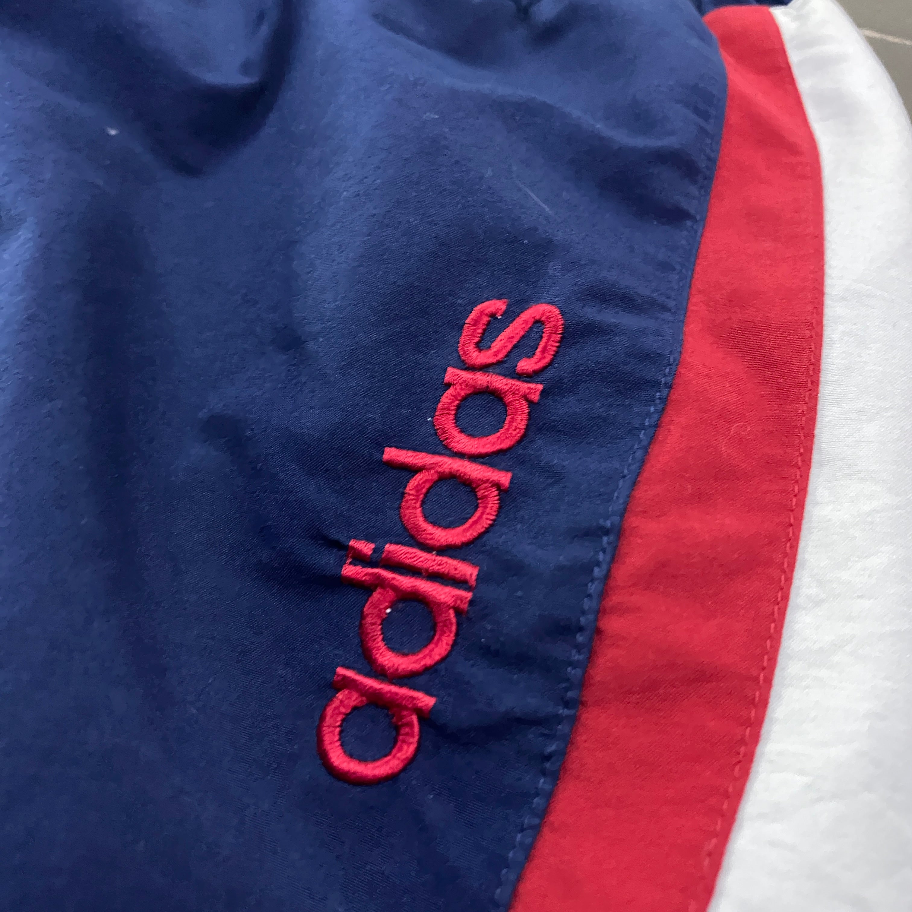 Pantalón adidas Vintage Banda Blanca y Roja Azul Marino