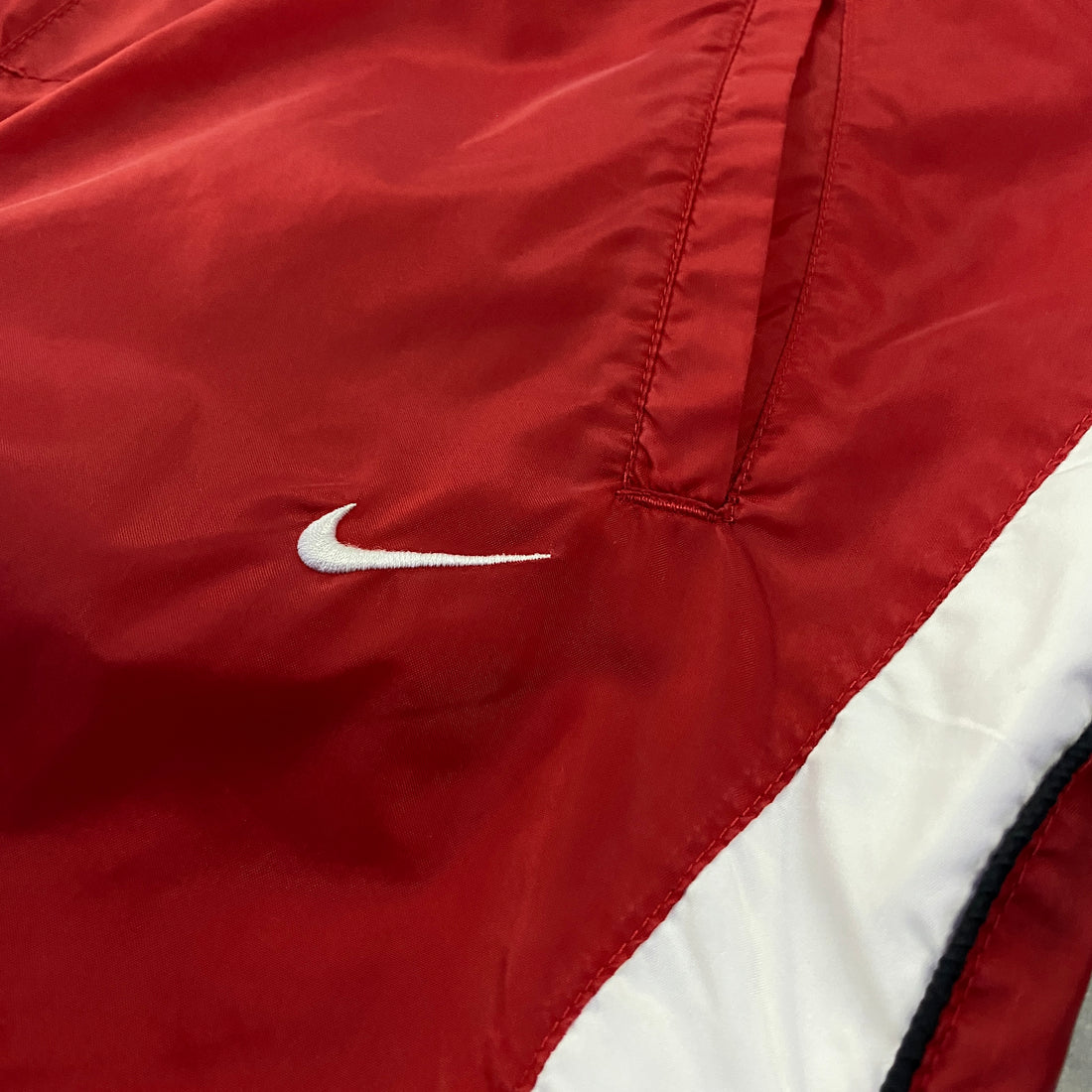 Pantalón Cortavientos Nike Swoosh Rojo