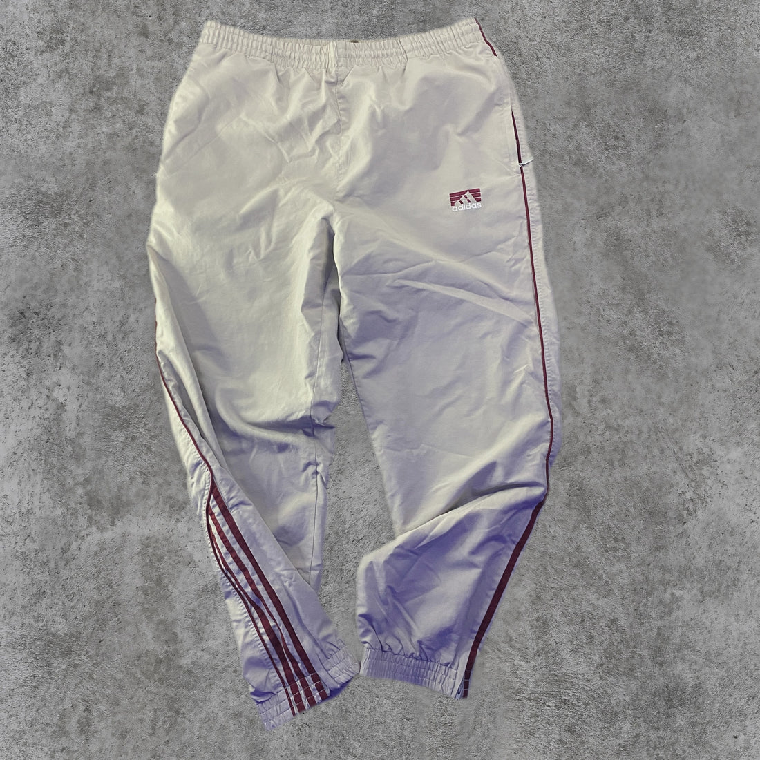 Pantalón adidas Vintage Chándal Gris Bandas Granates frontal